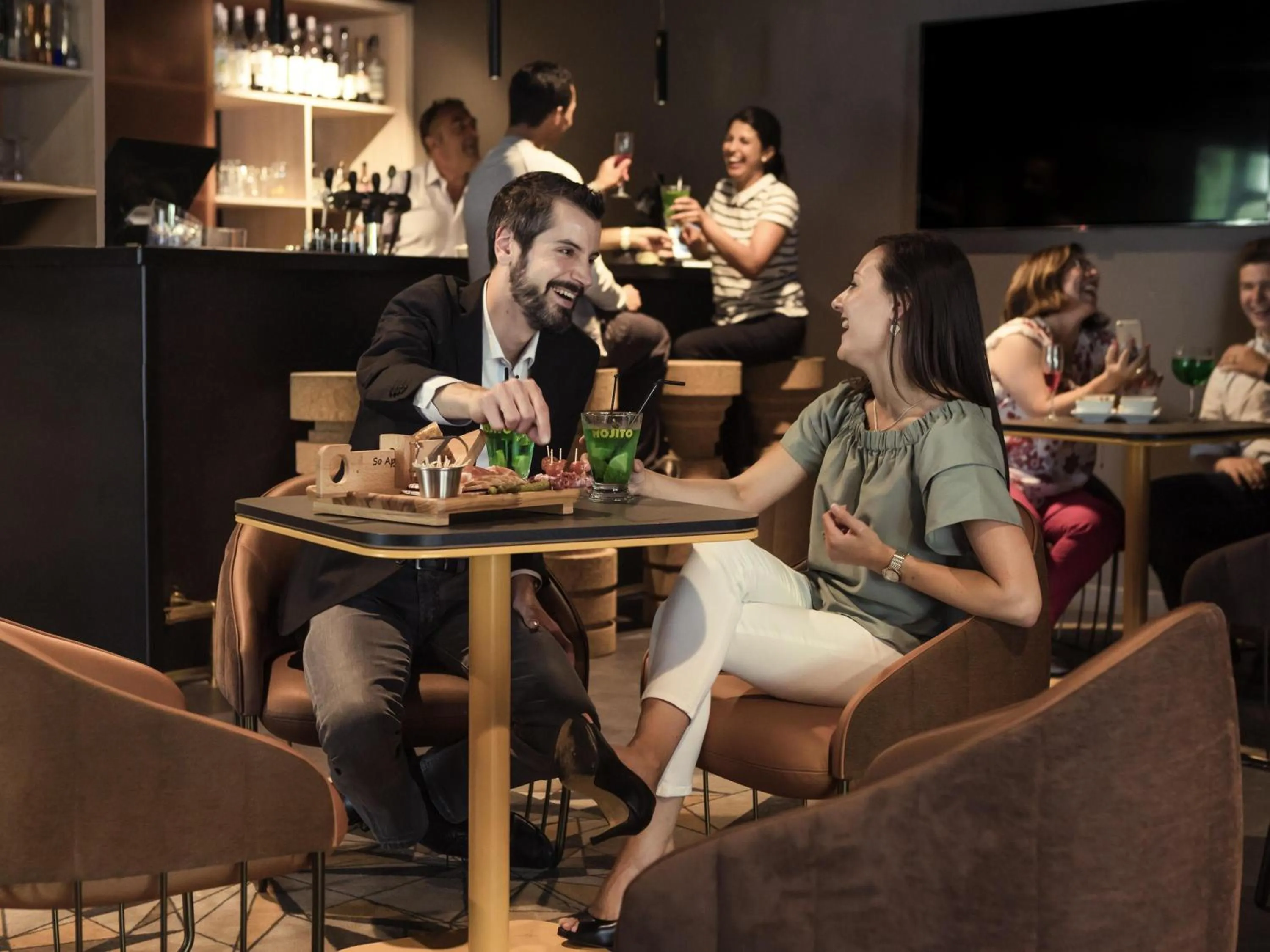 Lounge or bar in Mercure Paris Sud Les Ulis-Courtaboeuf