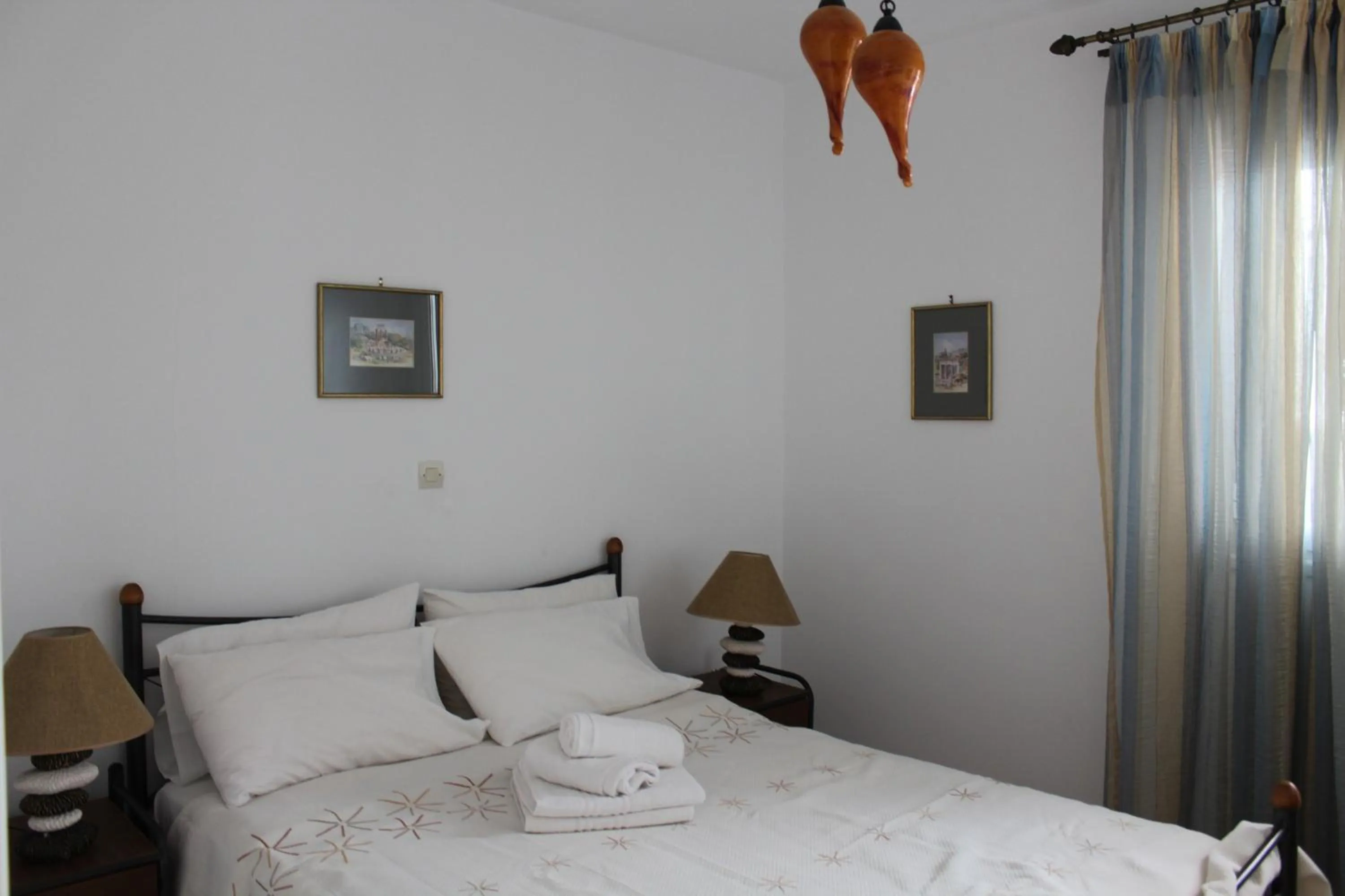 Bed in Glyfada Gorgona Apartments