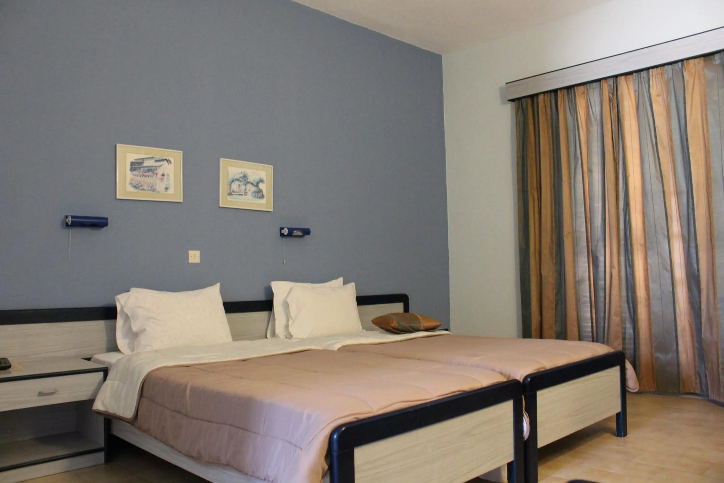 Bed in Glyfada Gorgona Apartments