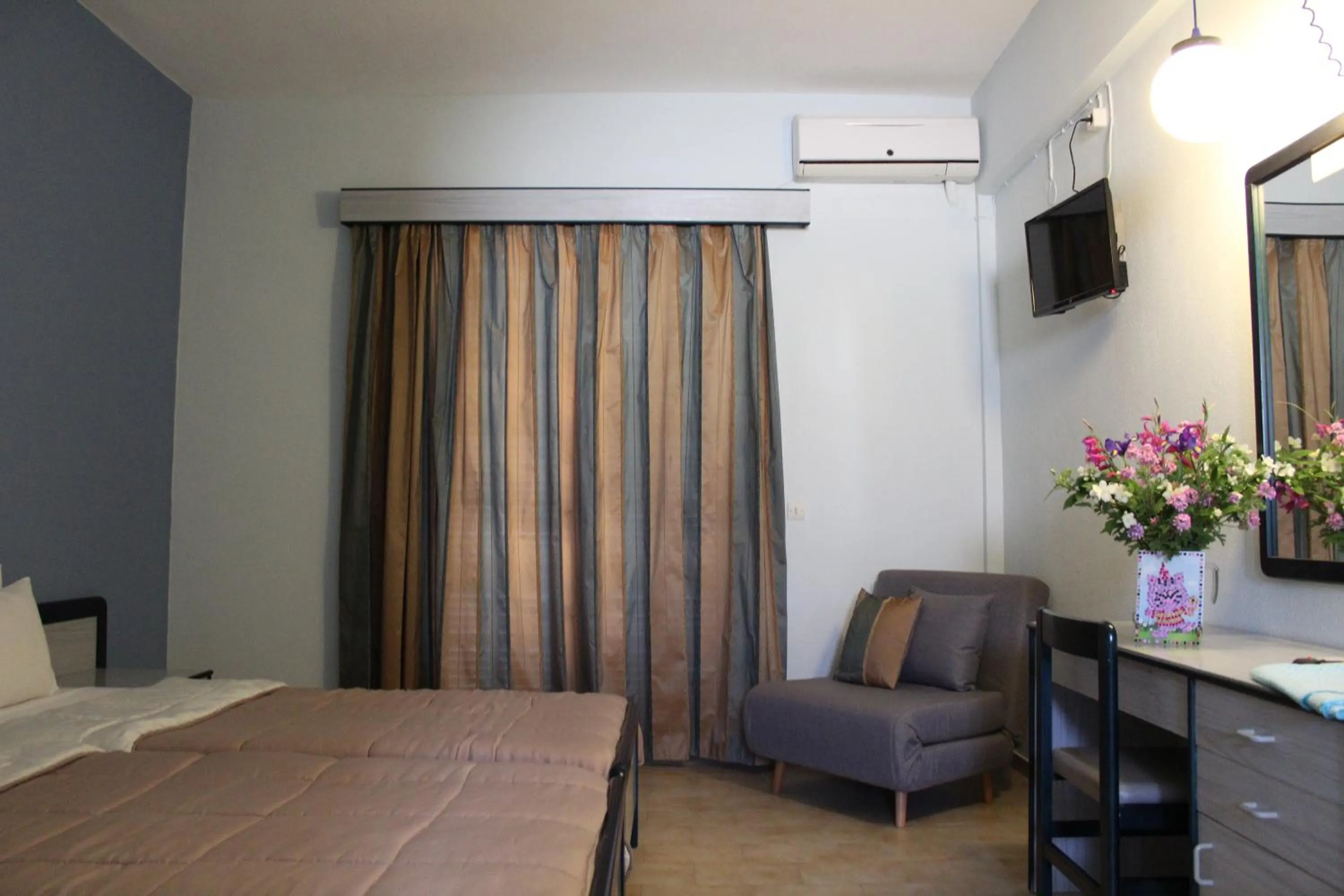 Bed in Glyfada Gorgona Apartments