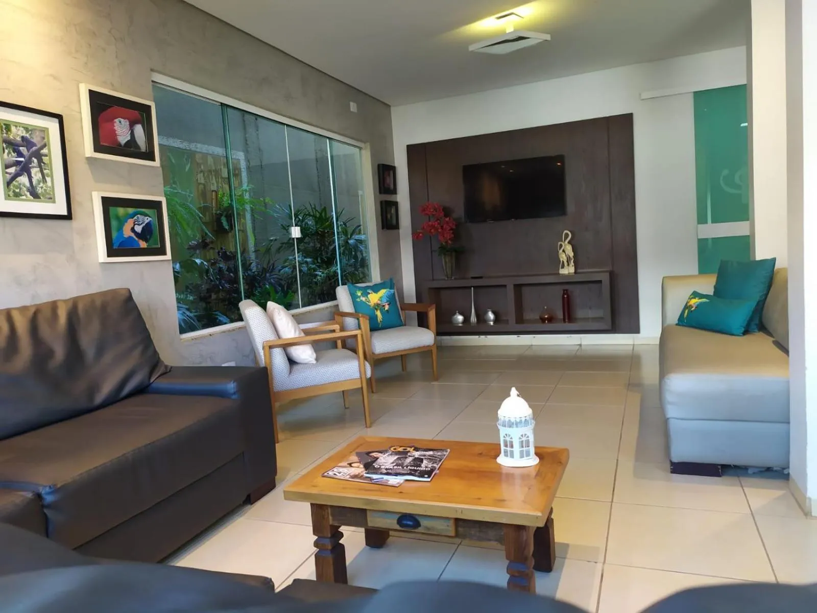 Communal lounge/ TV room in Hotel Pousada Calliandra