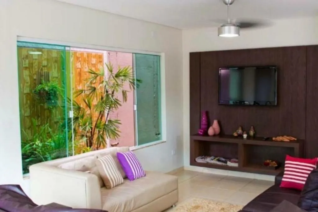 Communal lounge/ TV room in Hotel Pousada Calliandra