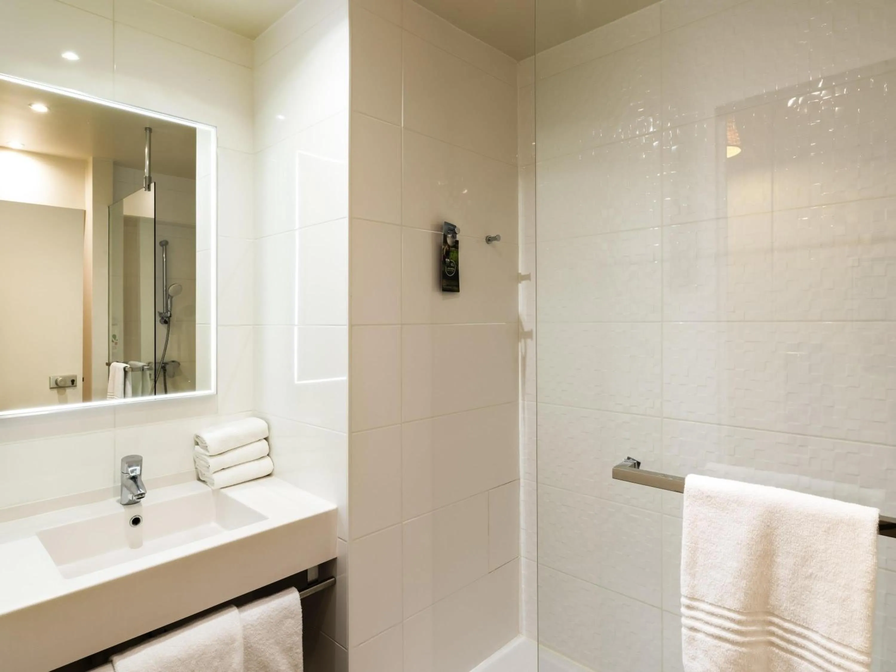 Bathroom in ibis Styles Parc des Expositions de Villepinte