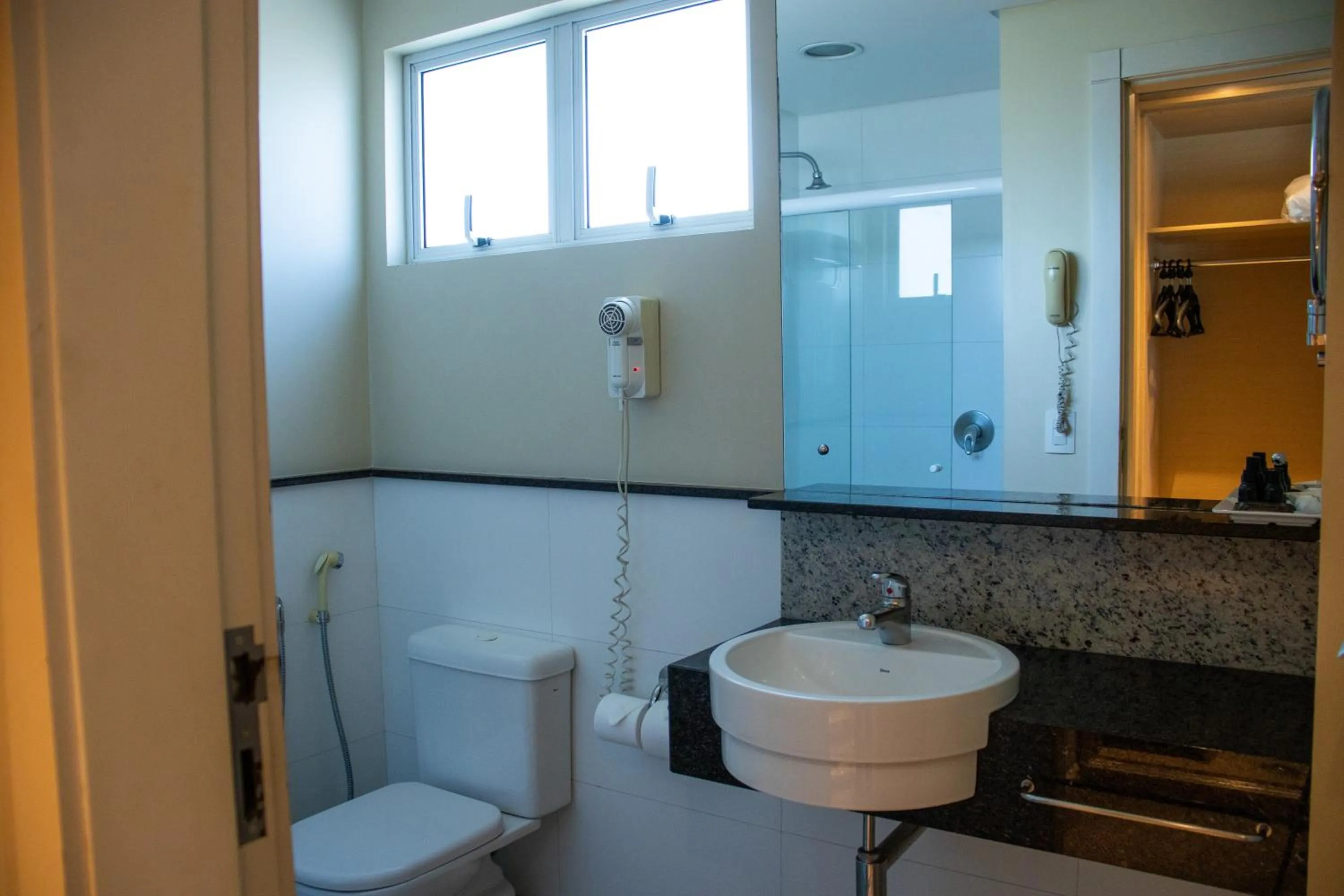 Shower in Kayrós Business Hotel