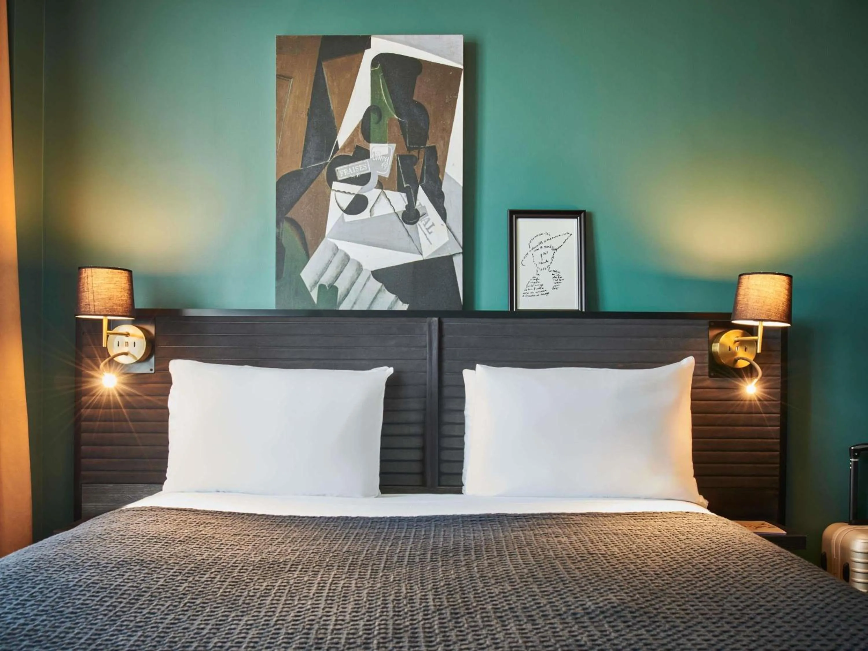 Bedroom, Bed in Mercure Paris Tour Eiffel Pont Mirabeau