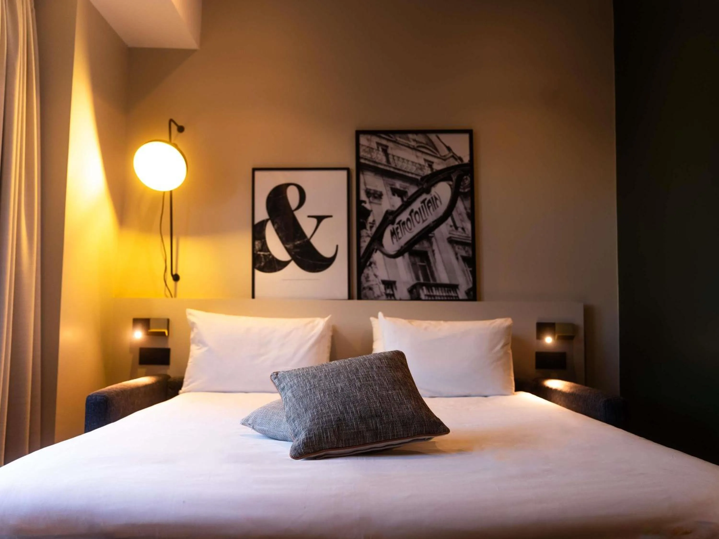 Bedroom, Bed in Mercure Paris Tour Eiffel Pont Mirabeau