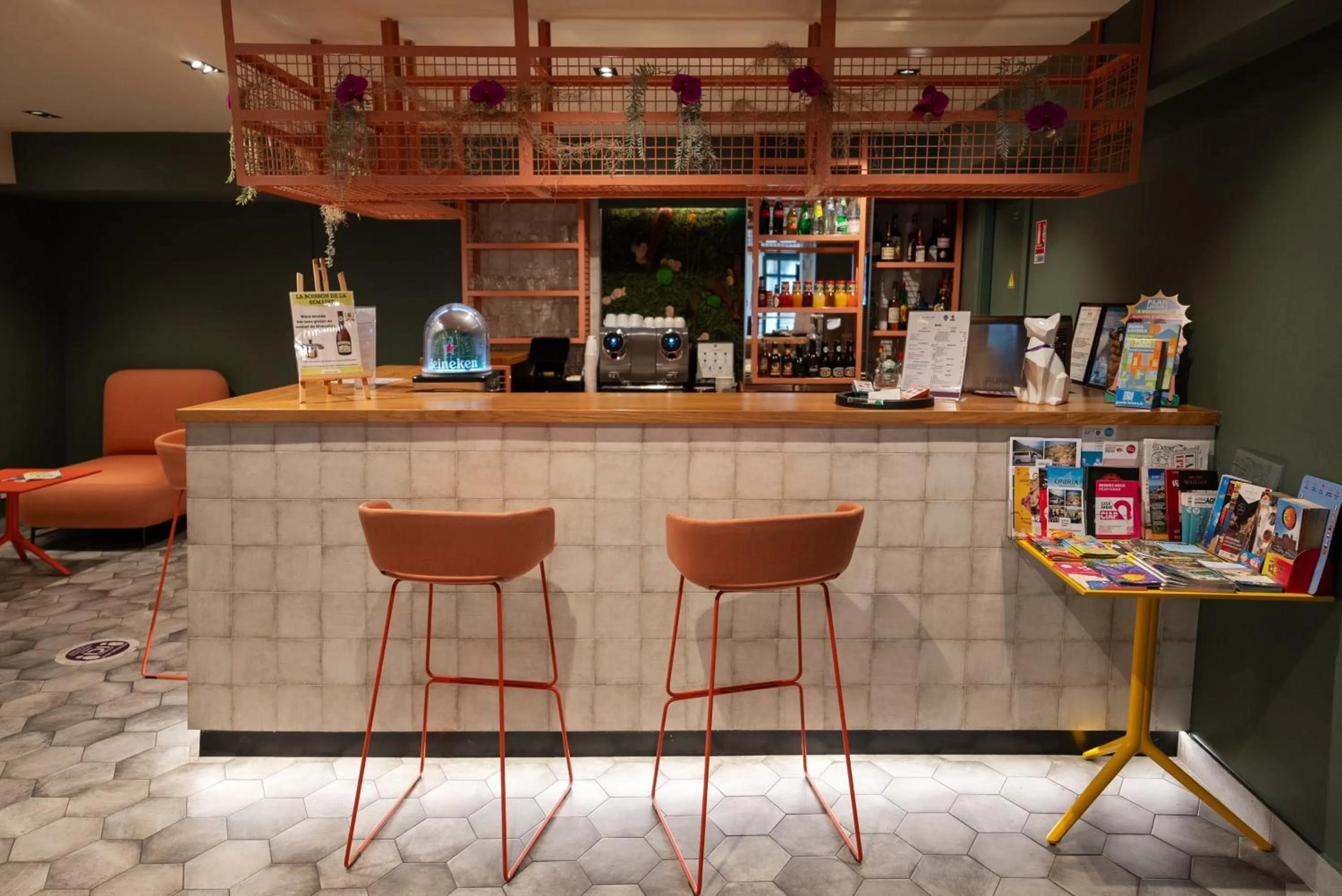 Lounge or bar in Mercure Perpignan Centre