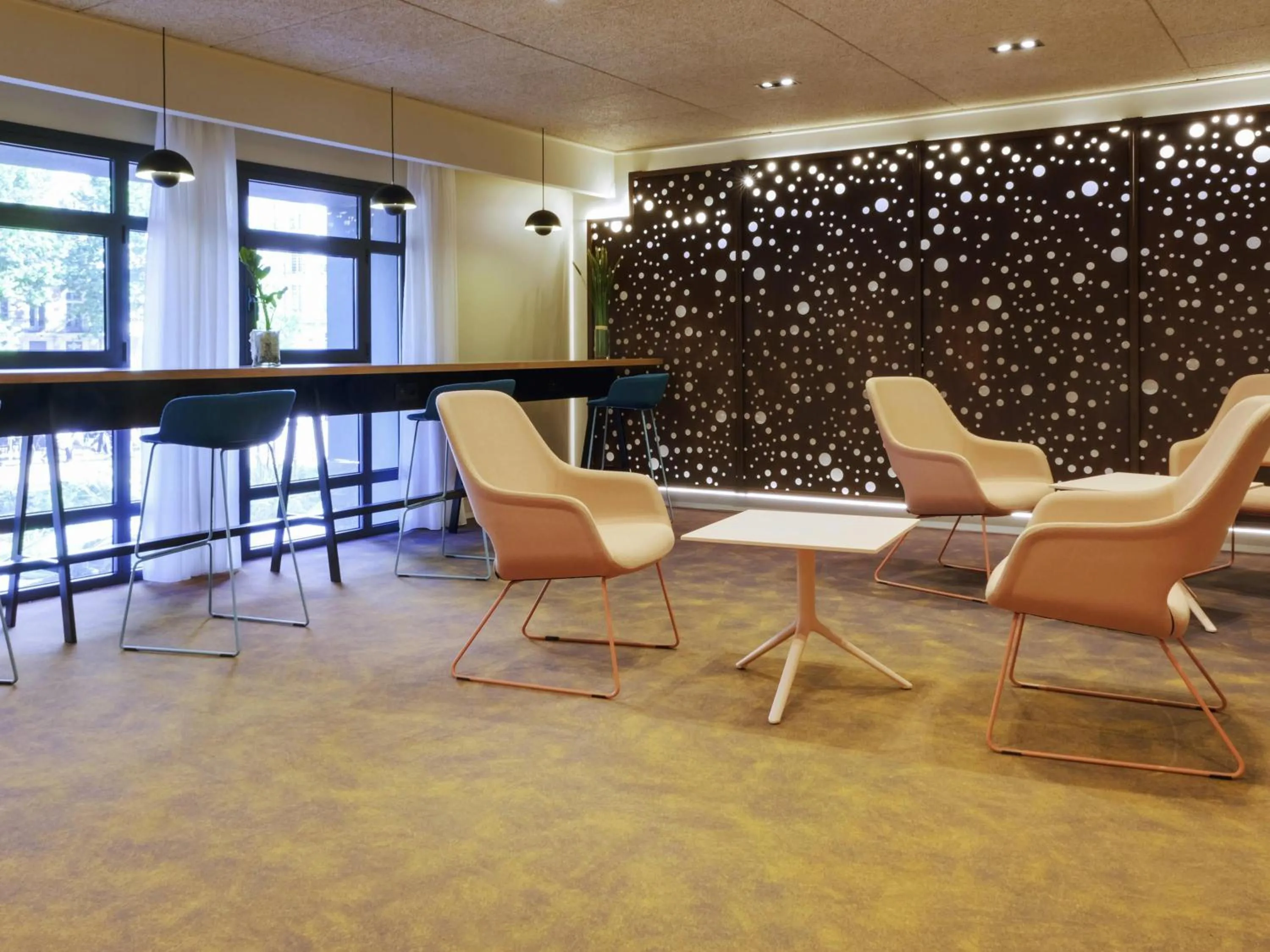 Lounge or bar in Mercure Perpignan Centre