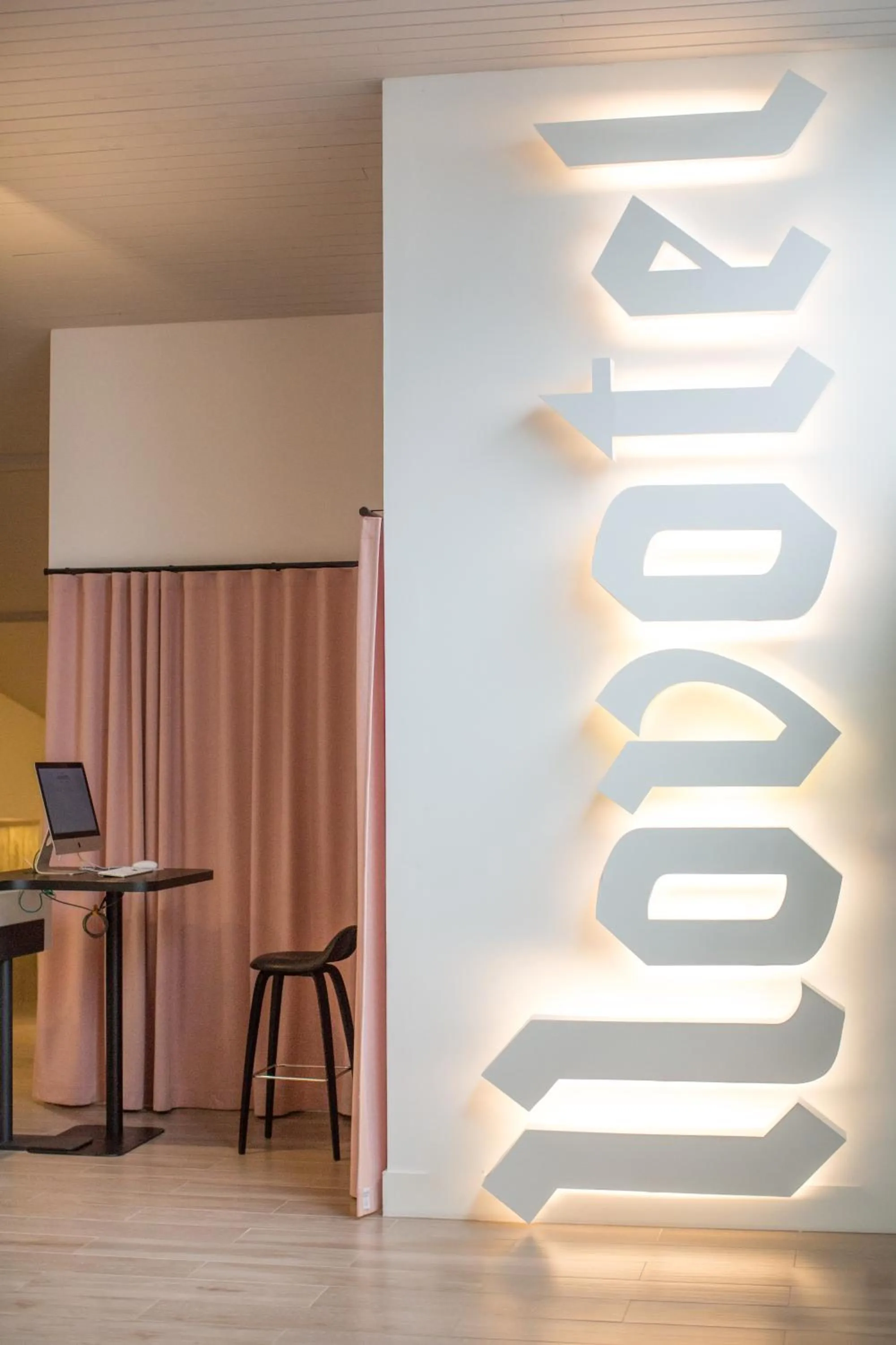 Lobby or reception in Novotel Lille Aéroport