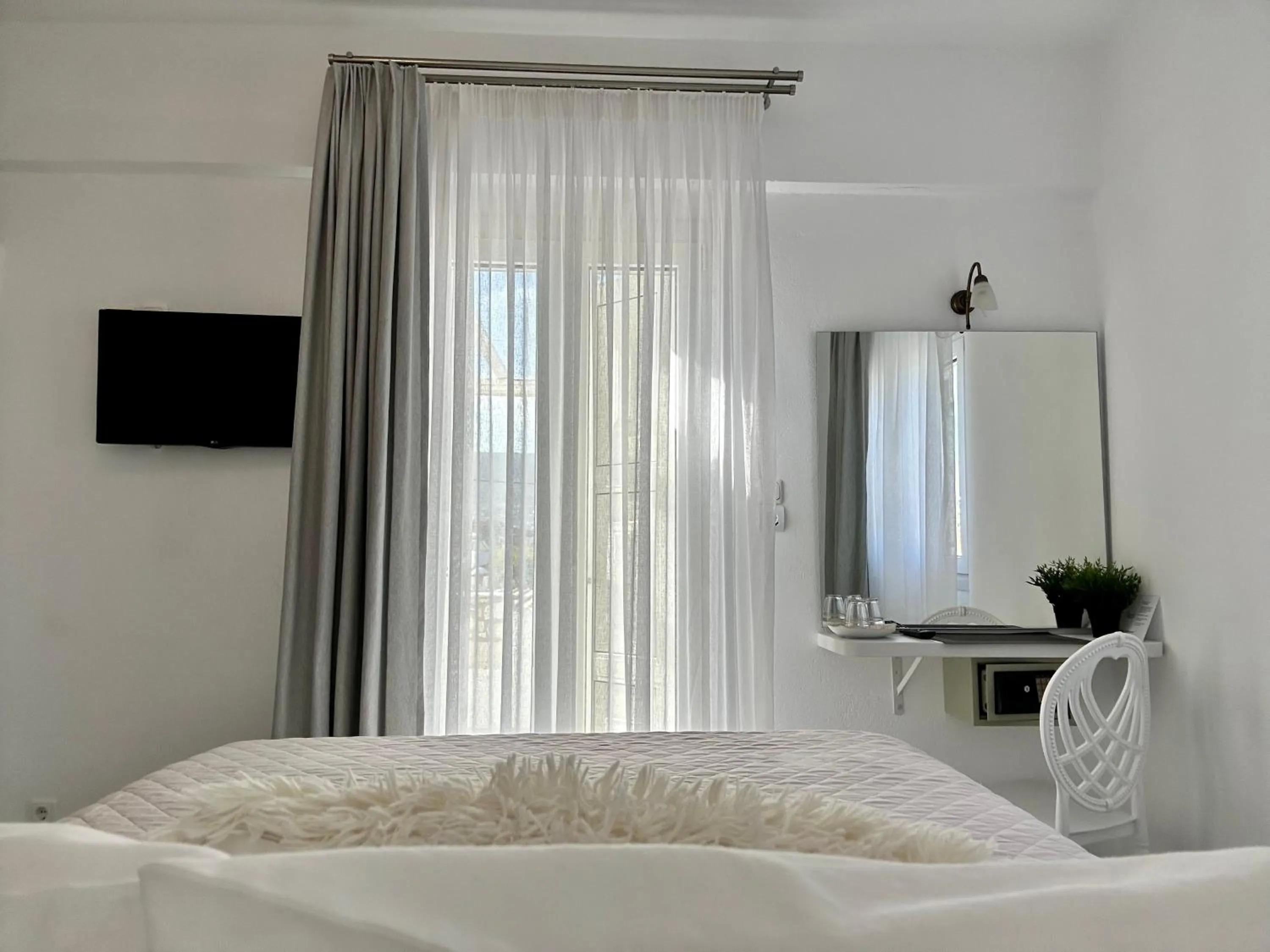 Photo of the whole room, Bed in Paradiso Boutique