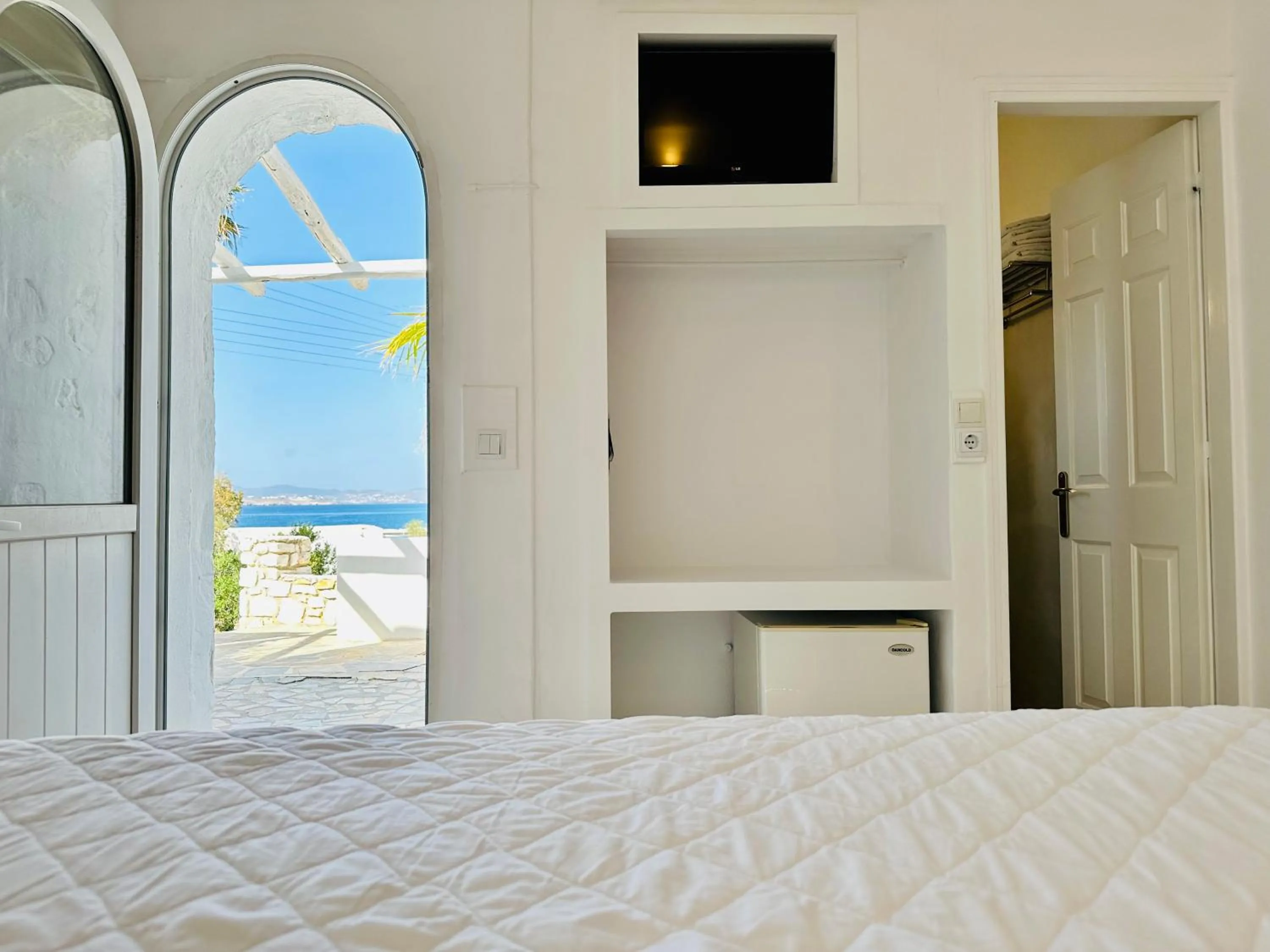 Photo of the whole room, Bed in Paradiso Boutique