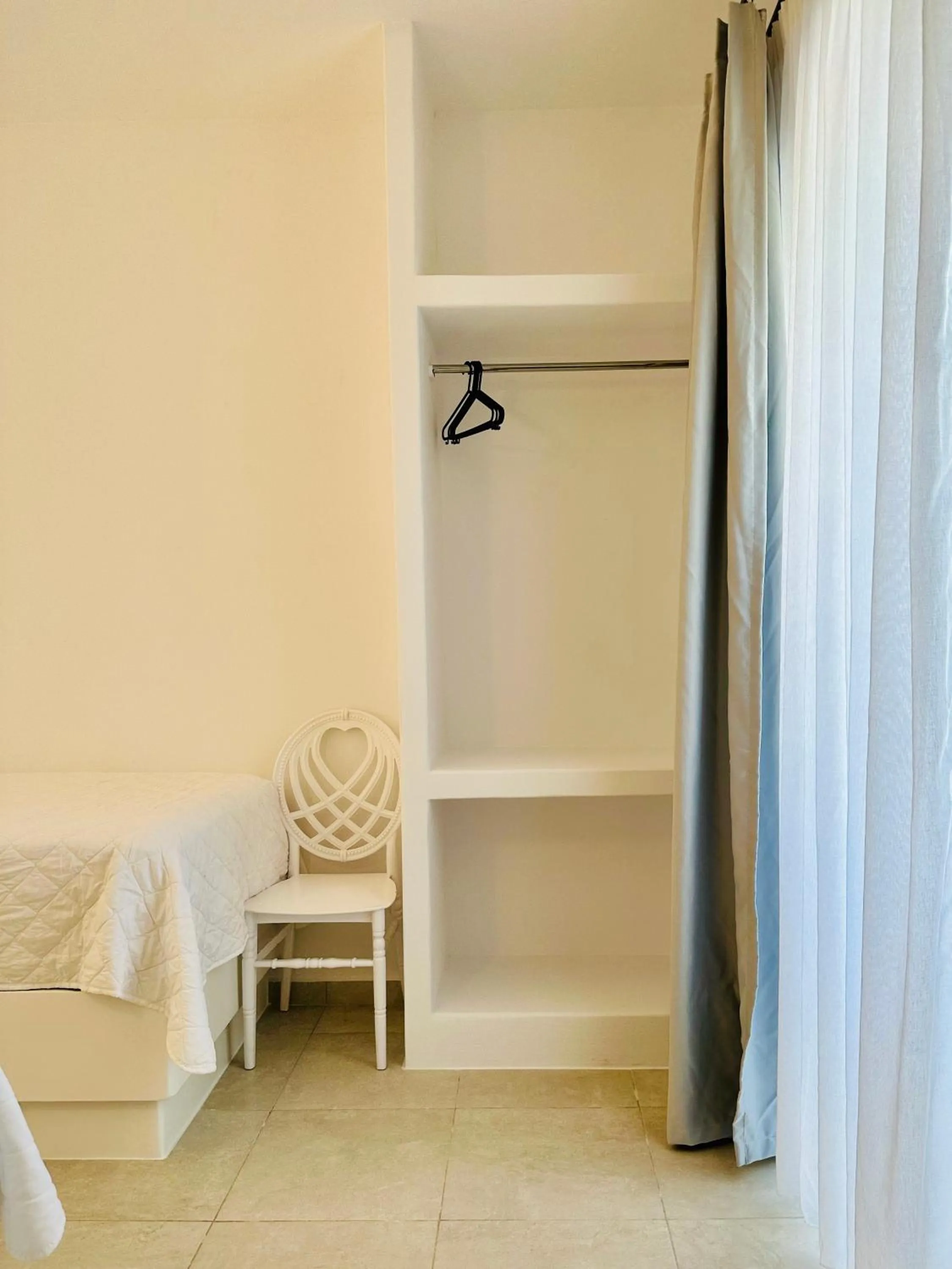 Photo of the whole room, Bed in Paradiso Boutique