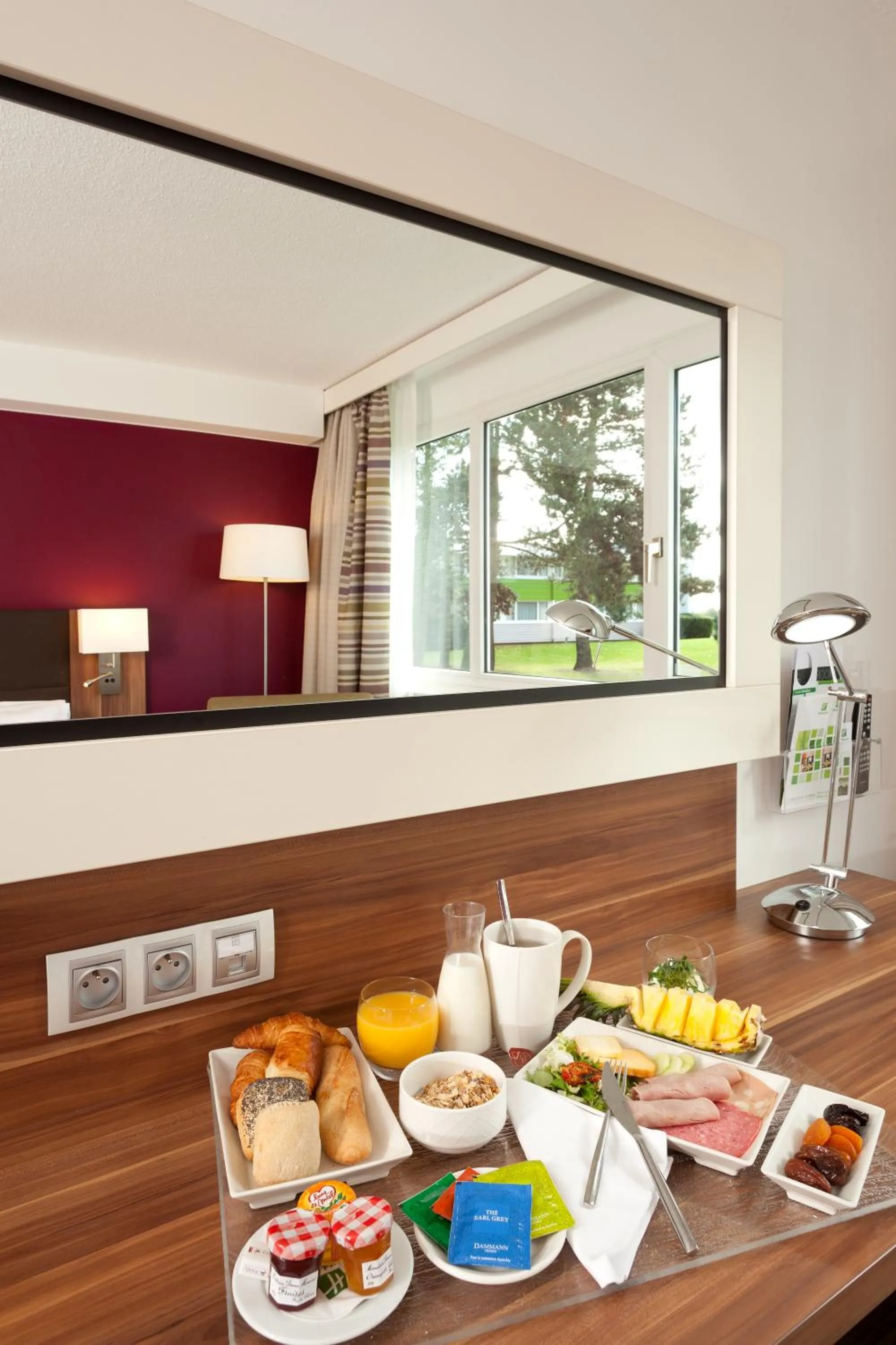 Food and drinks in Holiday Inn Lille Ouest Englos by IHG