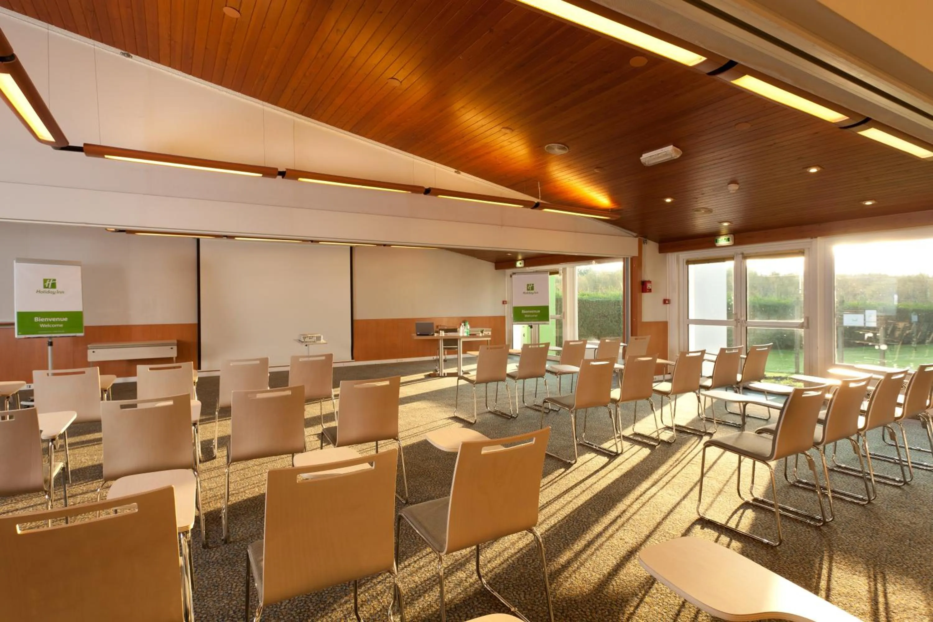 Meeting/conference room in Holiday Inn Lille Ouest Englos by IHG