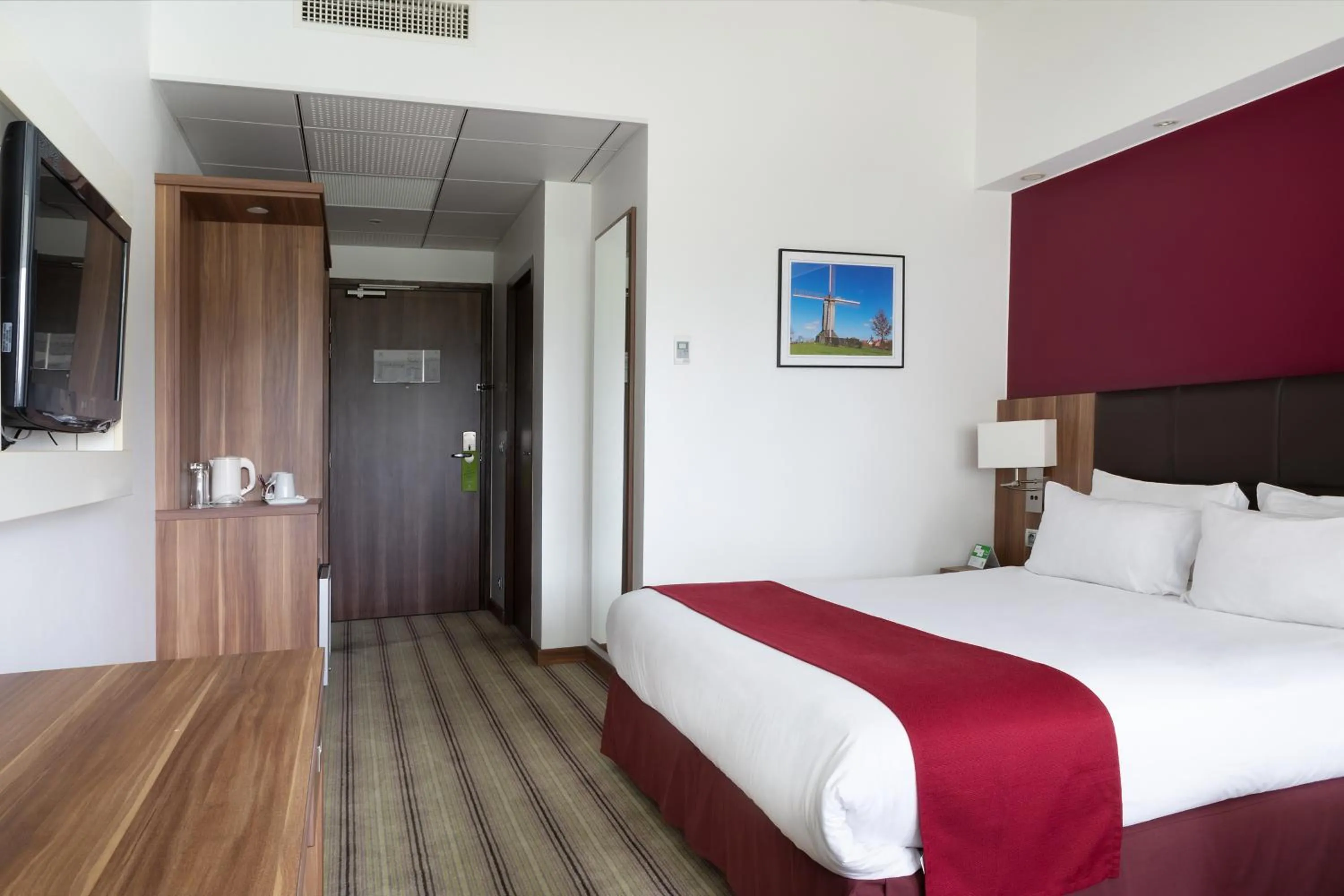 Photo of the whole room, Bed in Holiday Inn Lille Ouest Englos by IHG