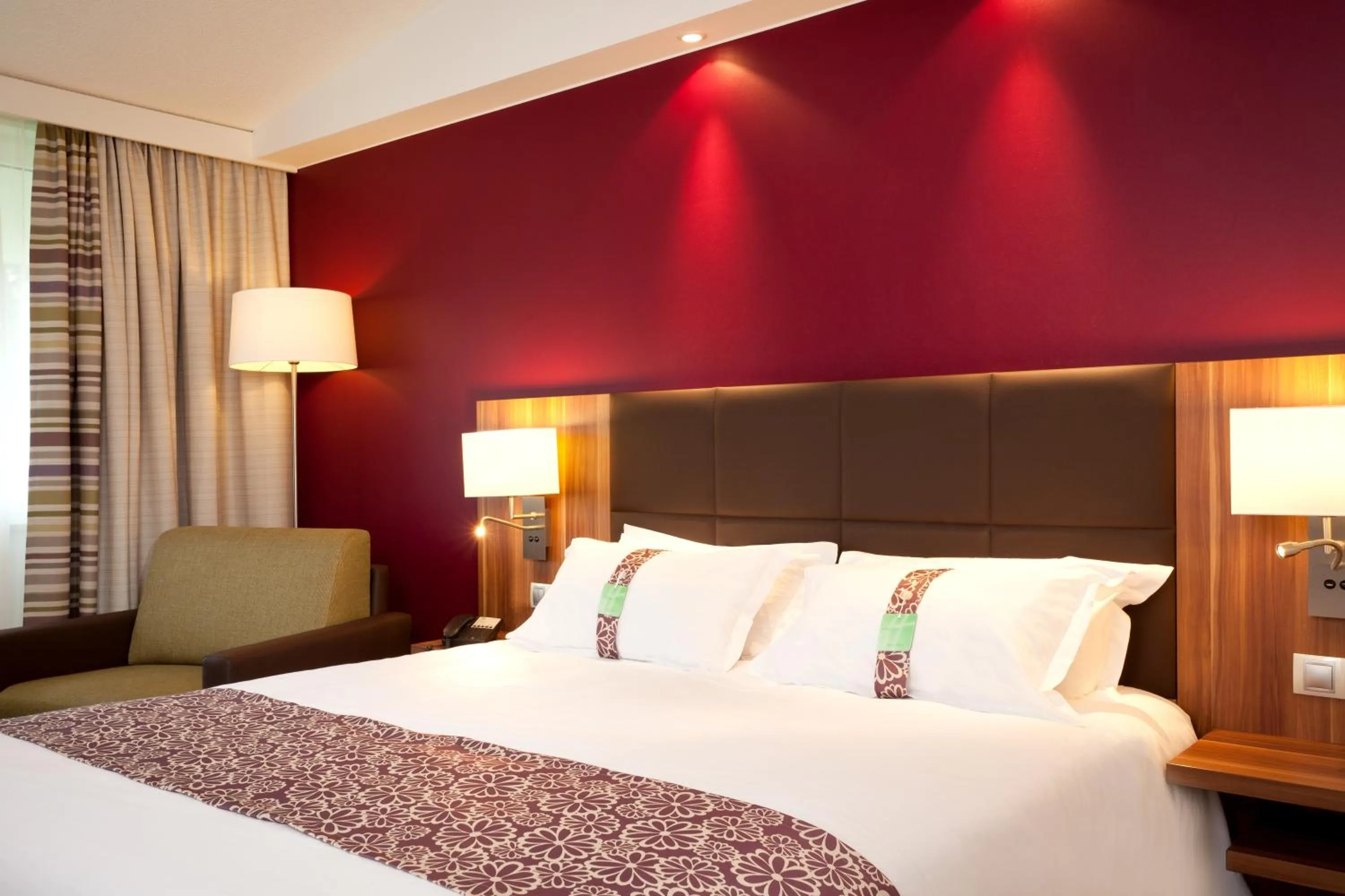 Bed in Holiday Inn Lille Ouest Englos by IHG