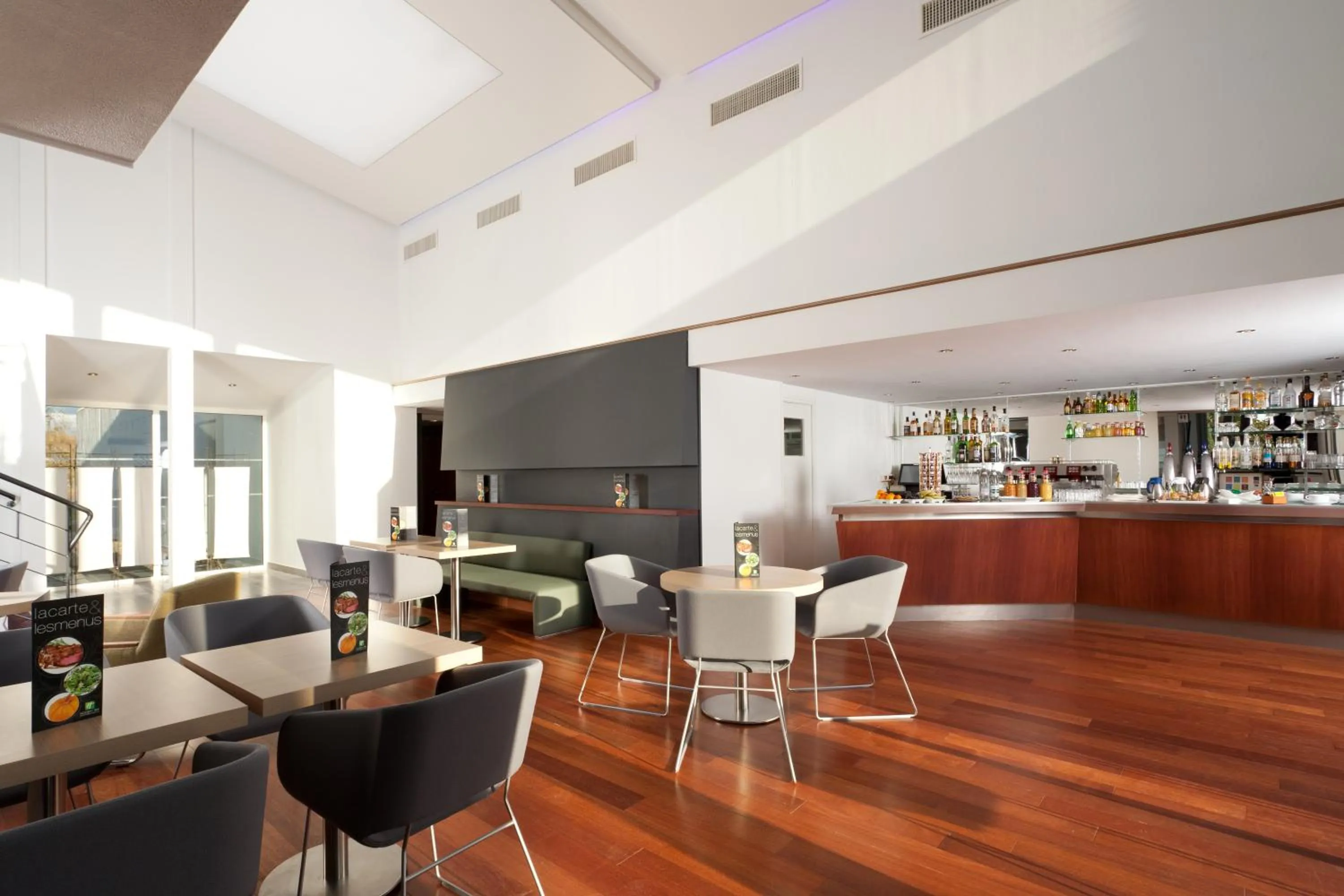 Lounge or bar in Holiday Inn Lille Ouest Englos by IHG