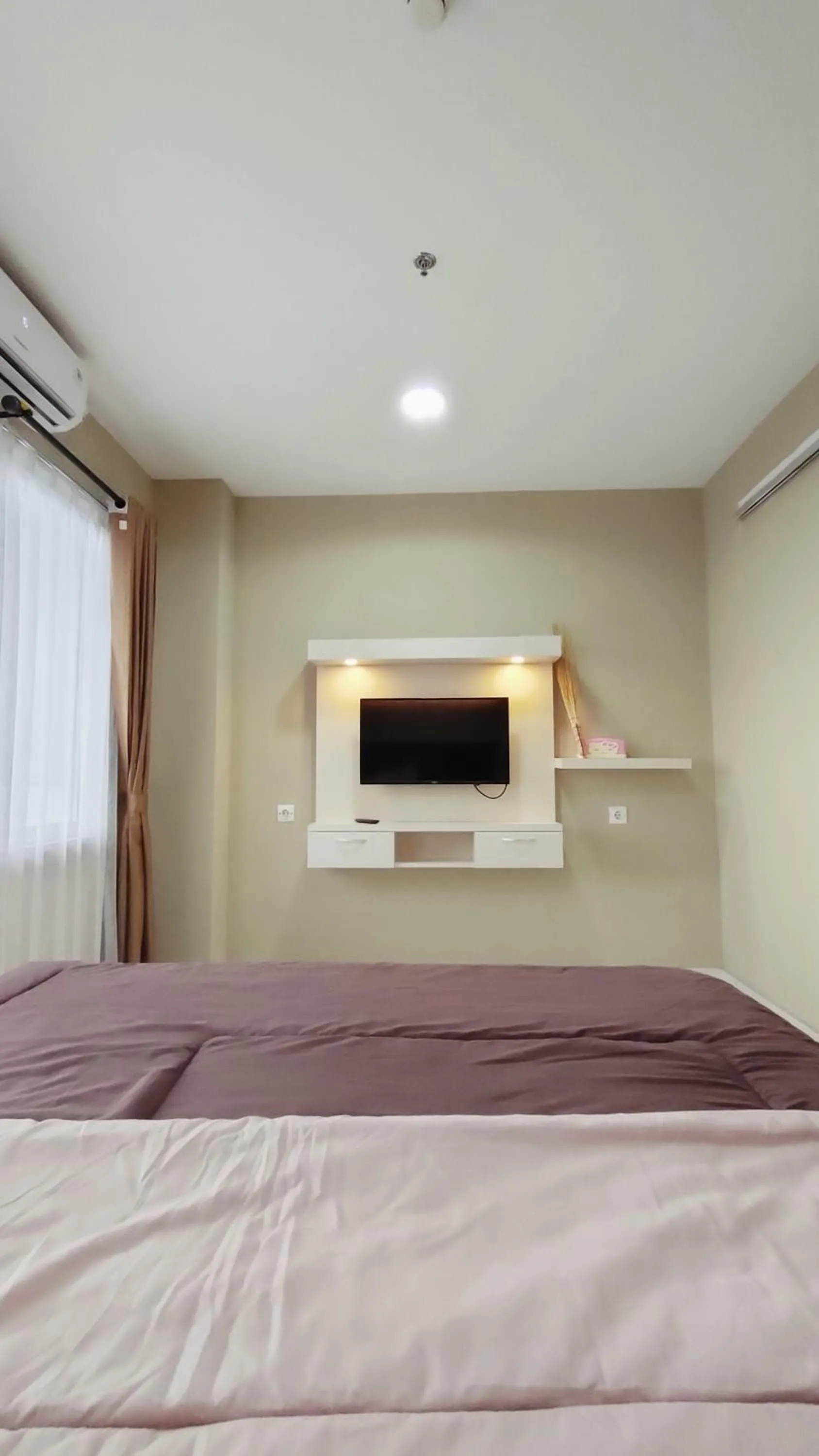 Bedroom, Bed in Kozy Room Sentul Tower Apartemen