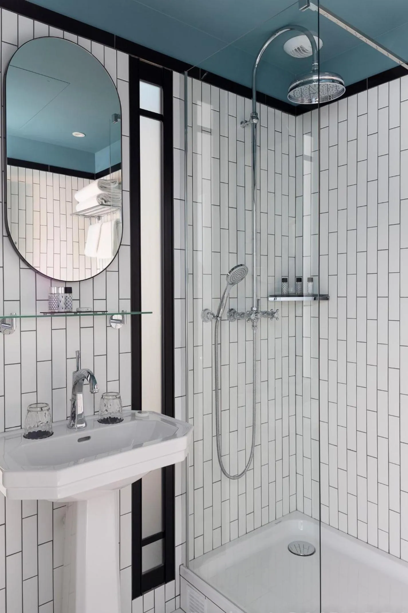 Shower in Lenox Montparnasse