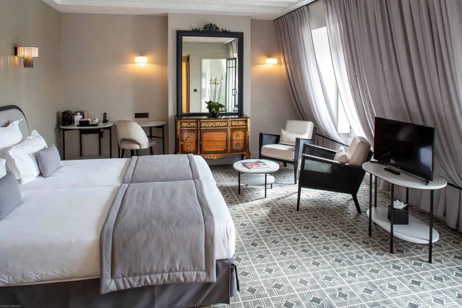 Photo of the whole room, Bed in Lenox Montparnasse