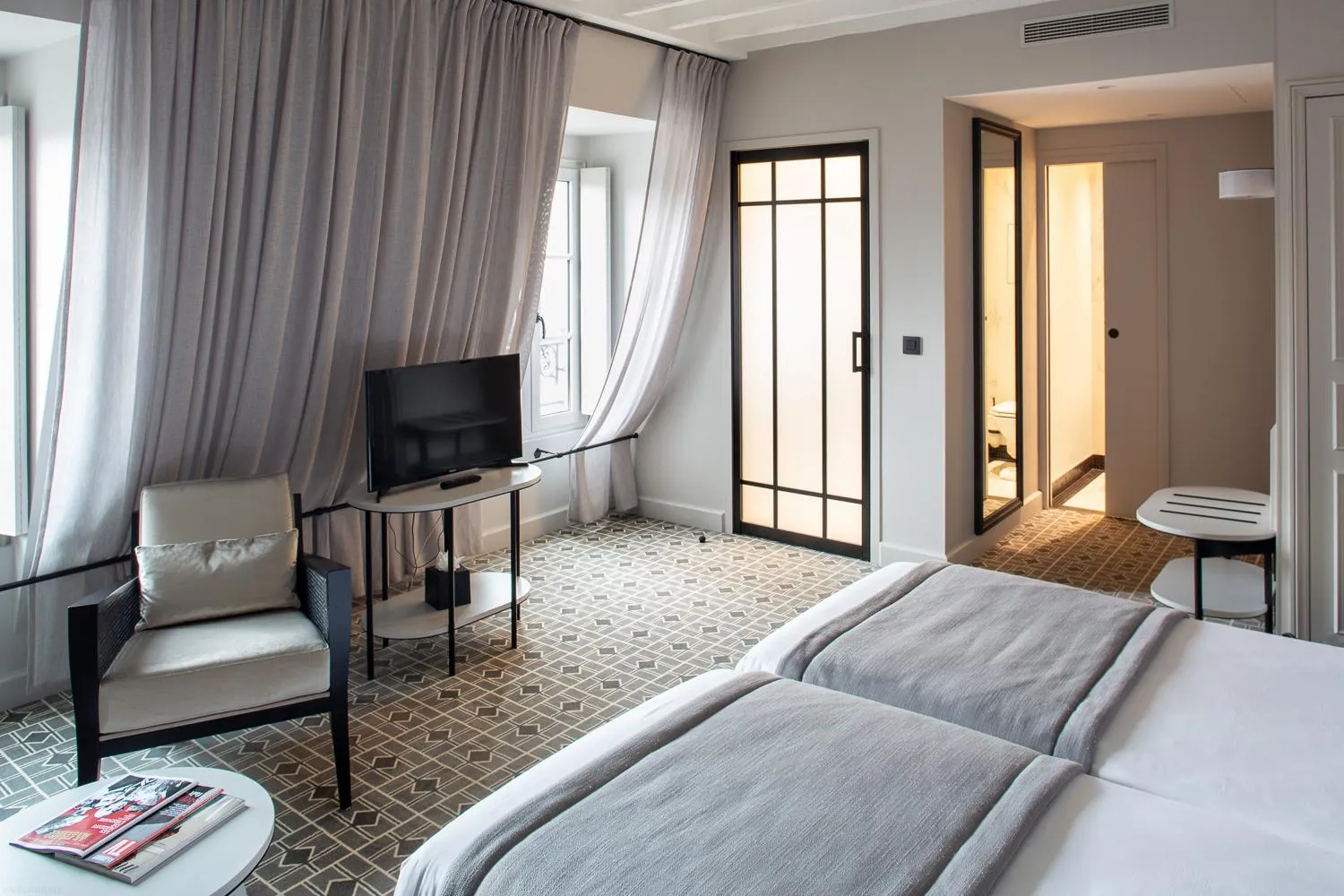 Photo of the whole room, Bed in Lenox Montparnasse