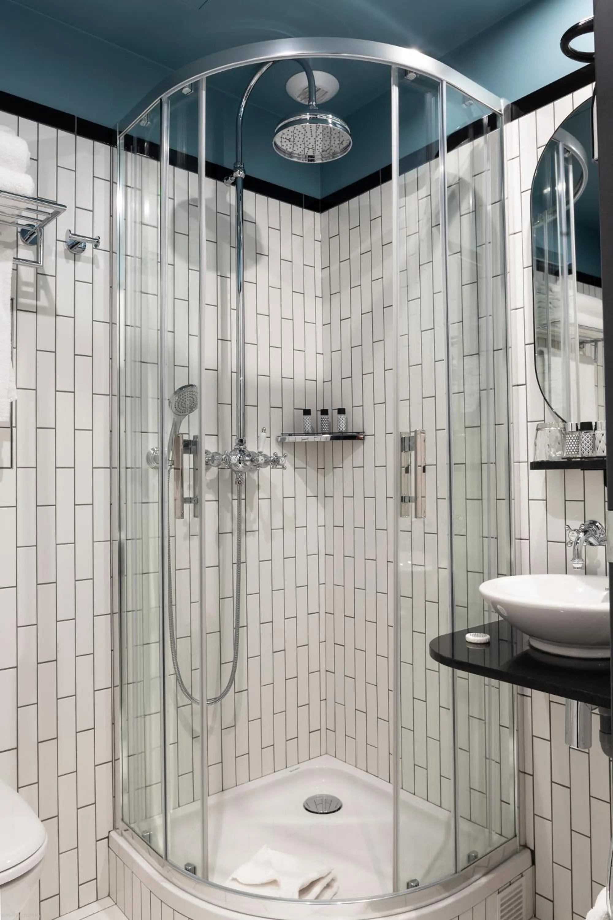 Shower in Lenox Montparnasse