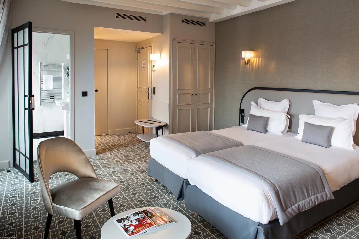 Photo of the whole room, Bed in Lenox Montparnasse