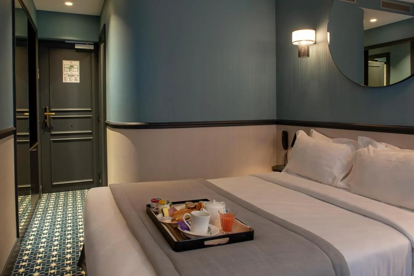 Photo of the whole room, Bed in Lenox Montparnasse