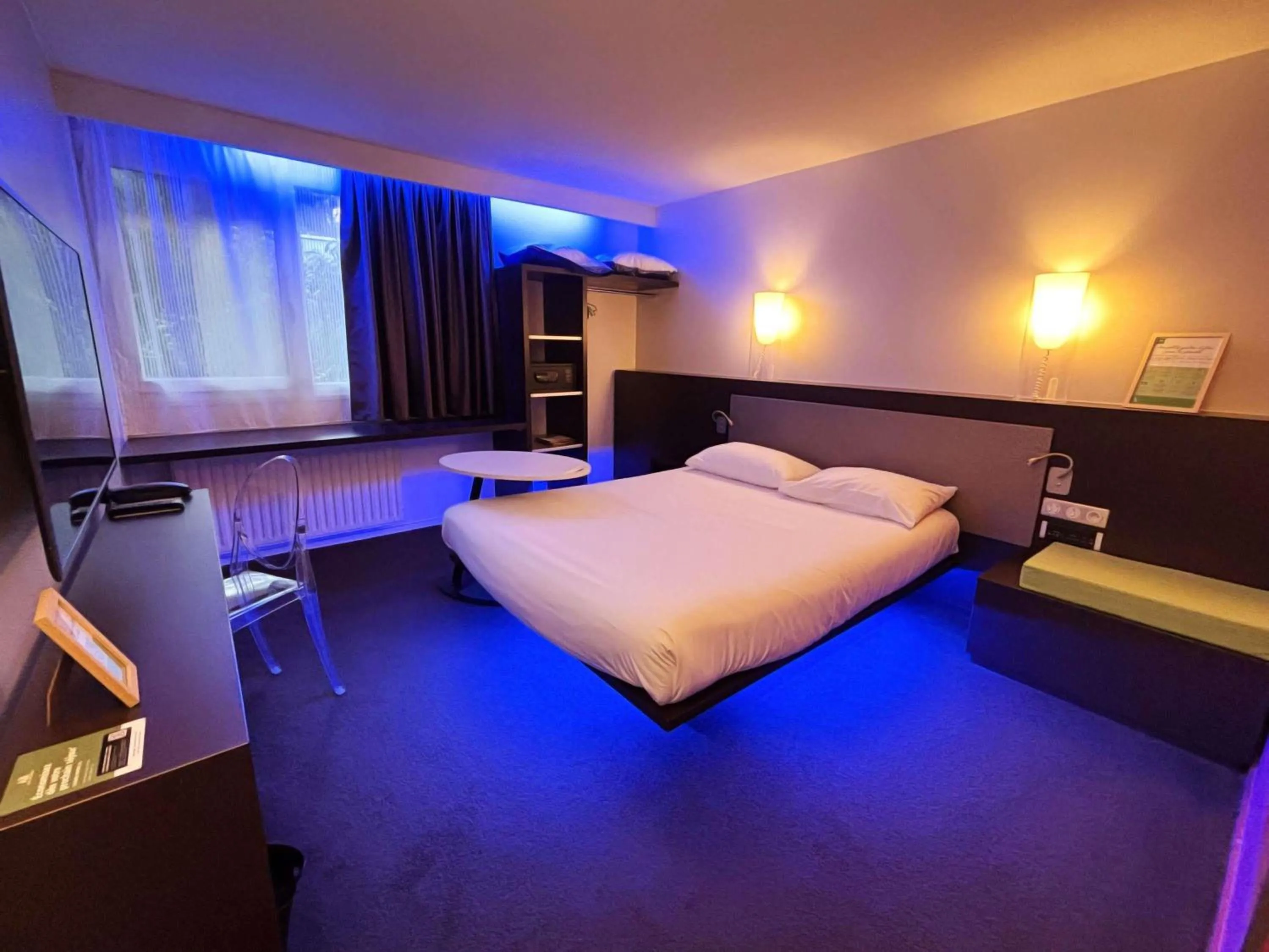 Bedroom, Bed in ibis Styles Lorient Caudan