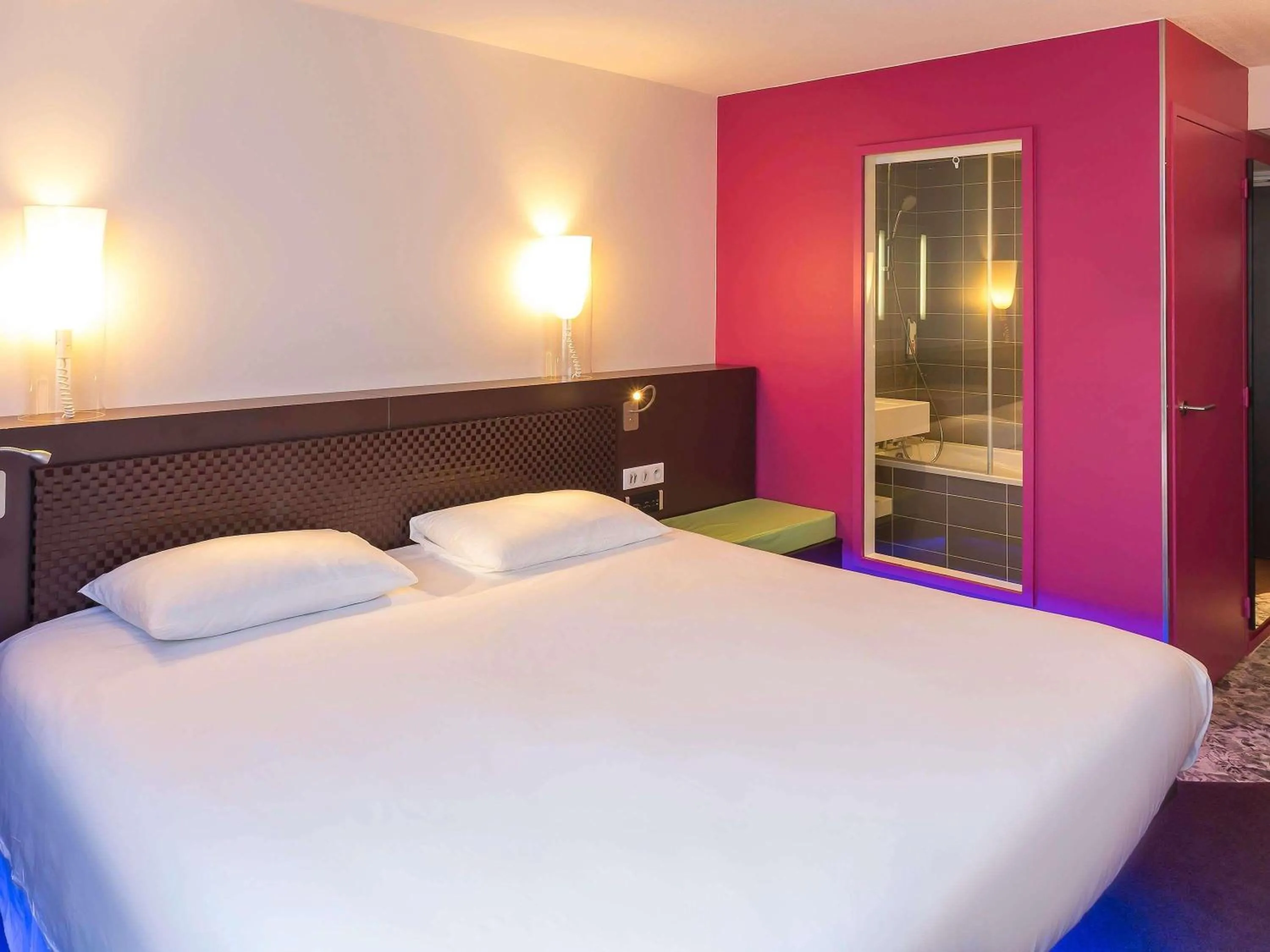 Property building, Bed in ibis Styles Lorient Caudan