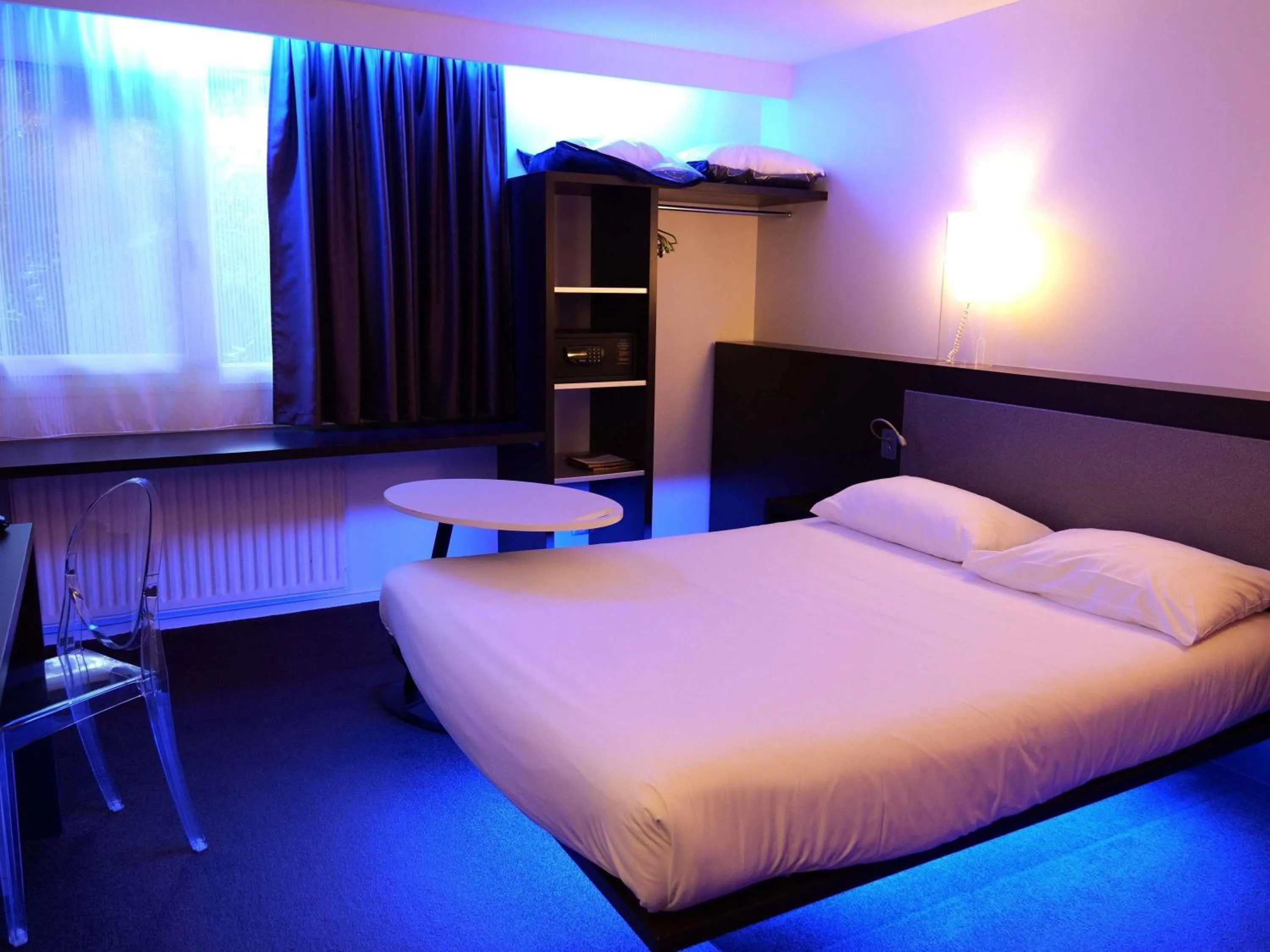 Bedroom, Bed in ibis Styles Lorient Caudan