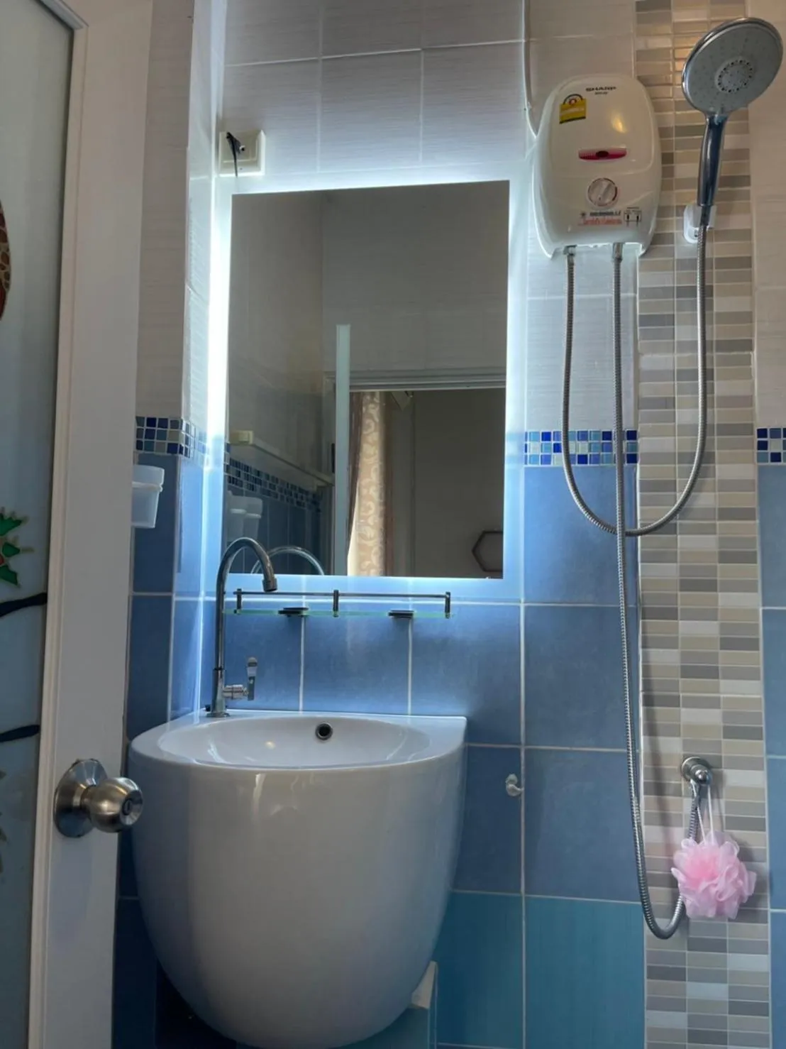 Shower in Acozyposhtel