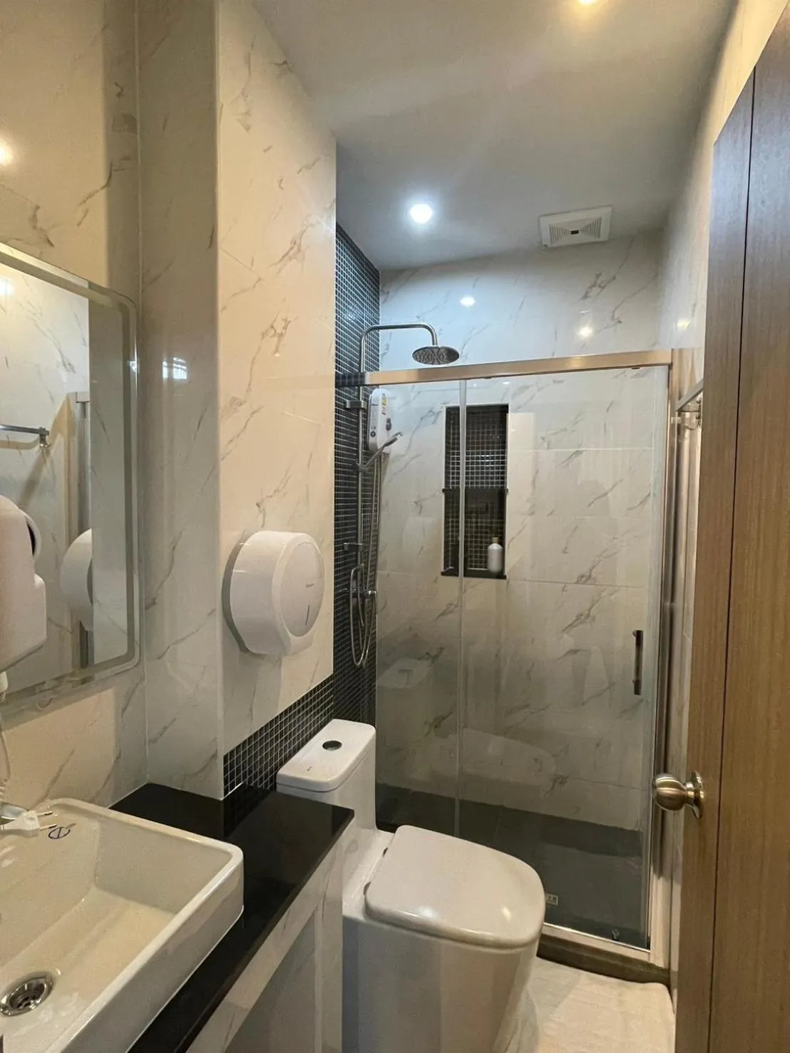 Shower in Acozyposhtel