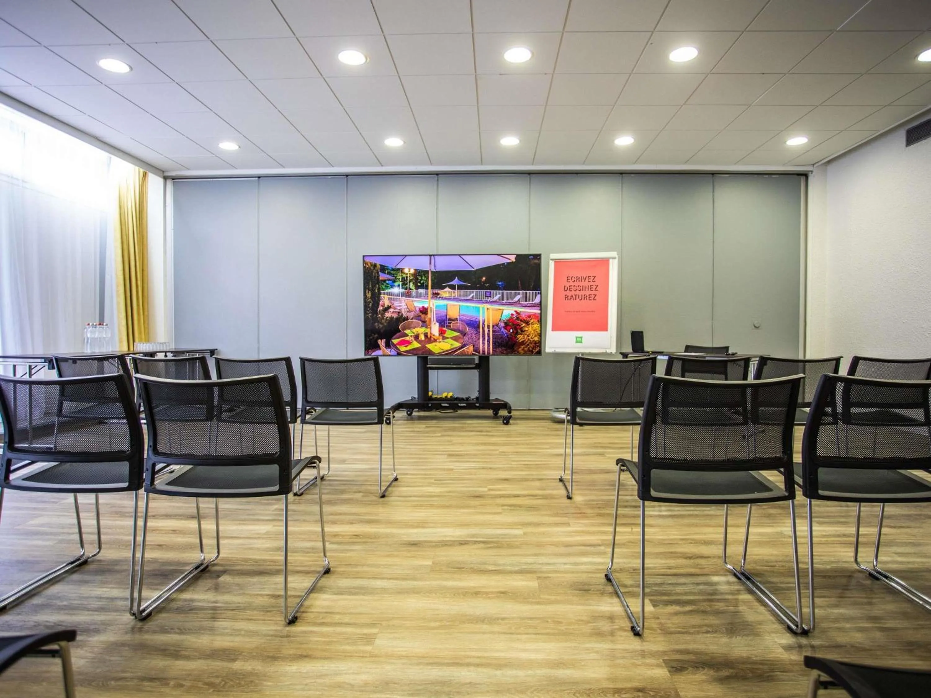 Meeting/conference room in ibis Styles Besançon
