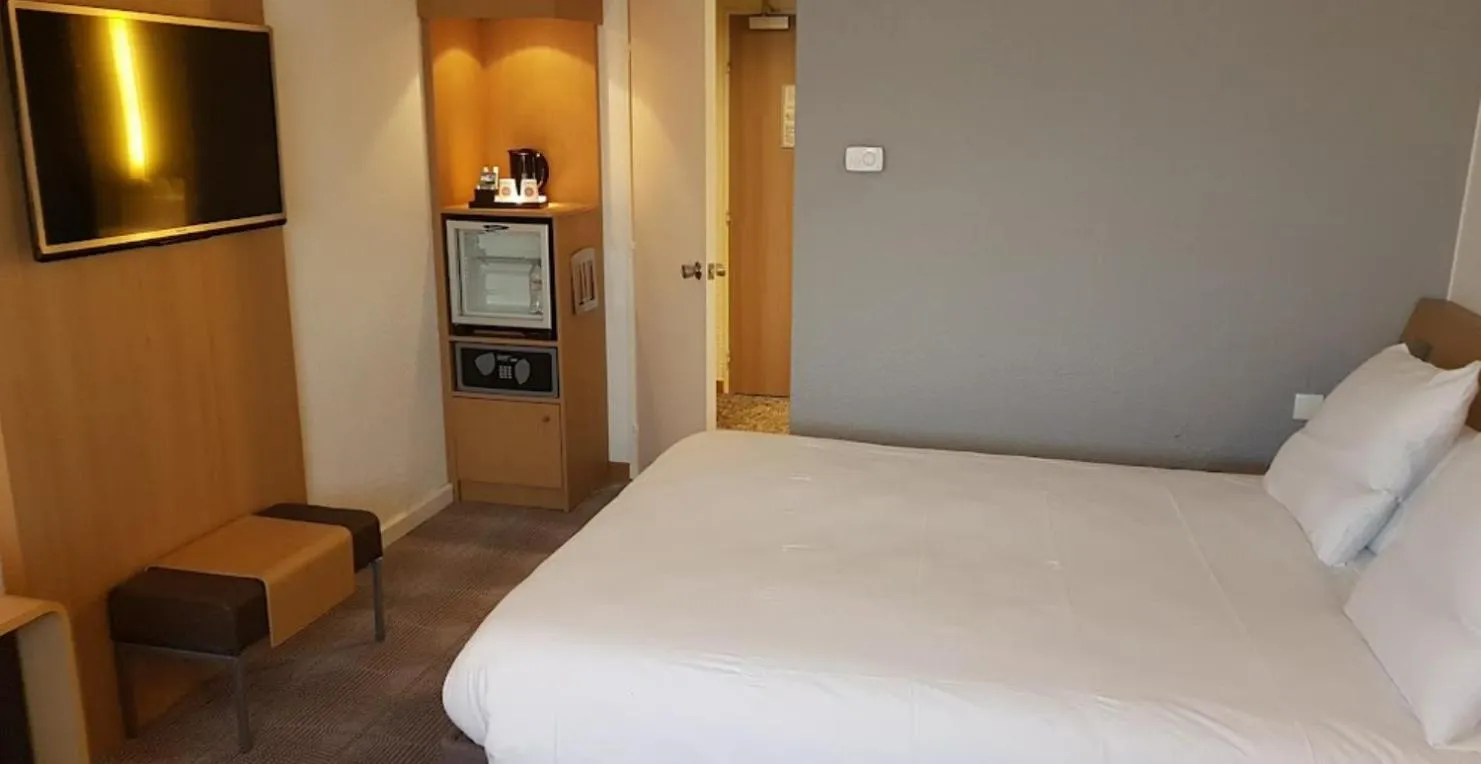 Bed in Novotel Saint-Quentin en Yvelines