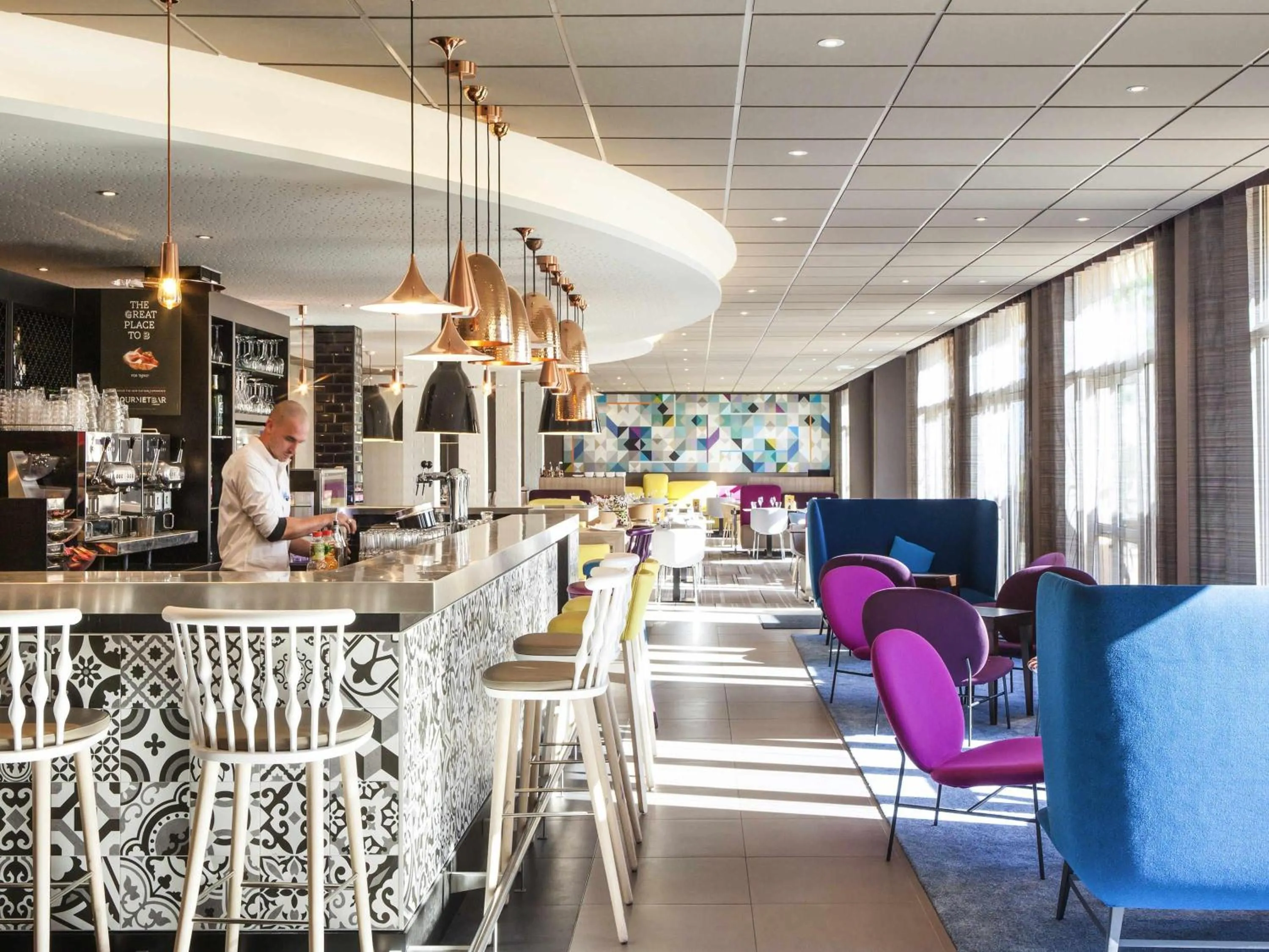 Lounge or bar in Novotel Saint-Quentin en Yvelines
