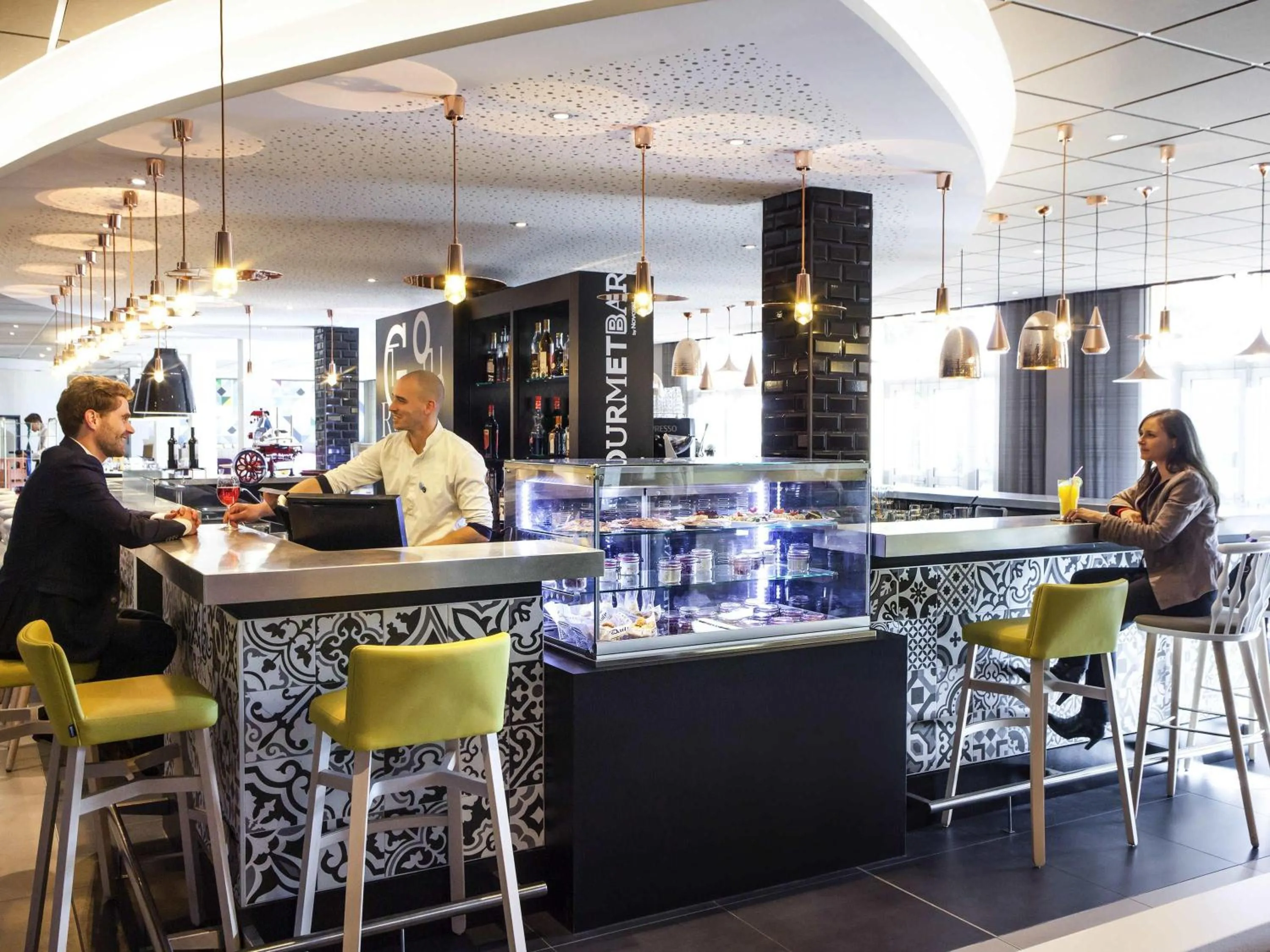 Lounge or bar in Novotel Saint-Quentin en Yvelines