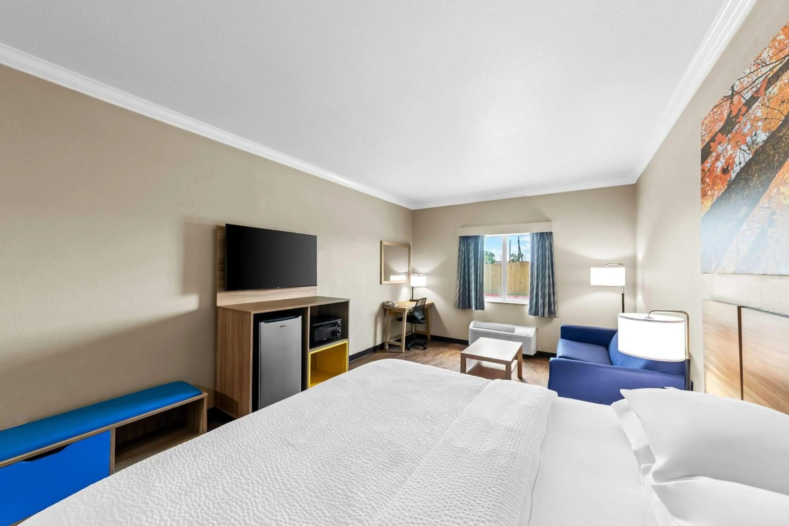 Photo of the whole room, Bed in Days Inn by Wyndham Rockdale Texas