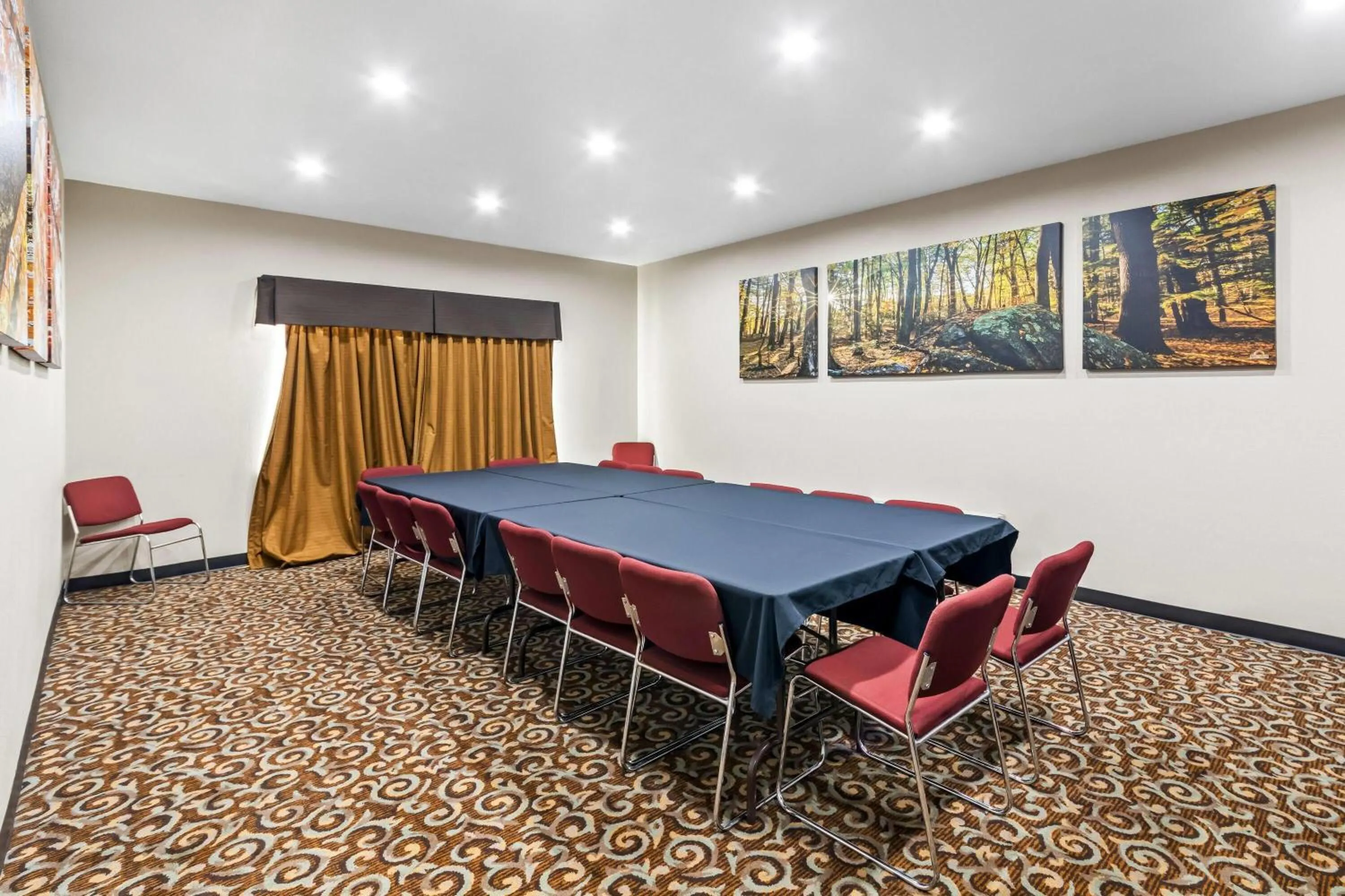 Meeting/conference room in Days Inn by Wyndham Rockdale Texas