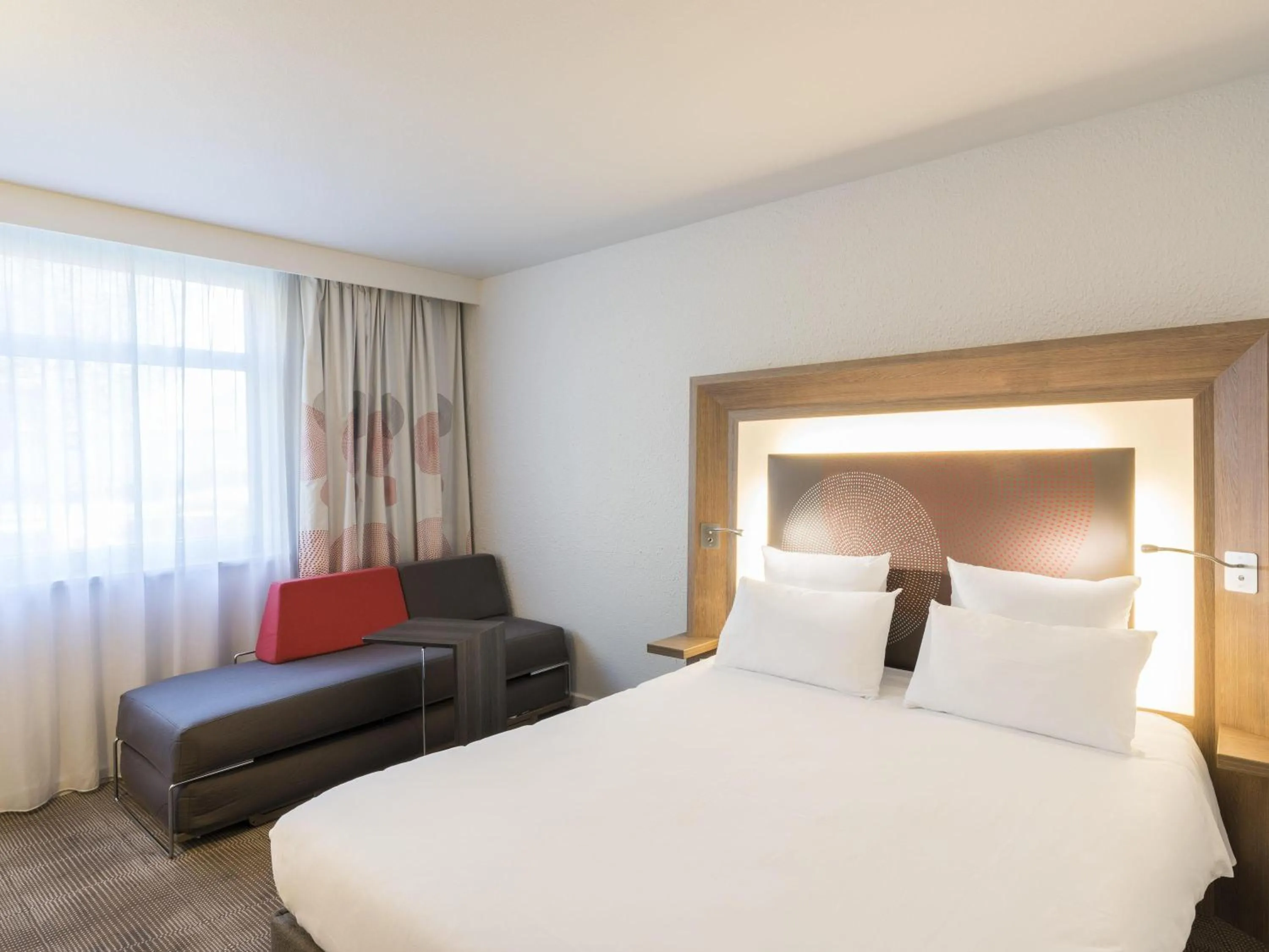 Bedroom, Bed in Novotel Lyon Bron Meeting & Events