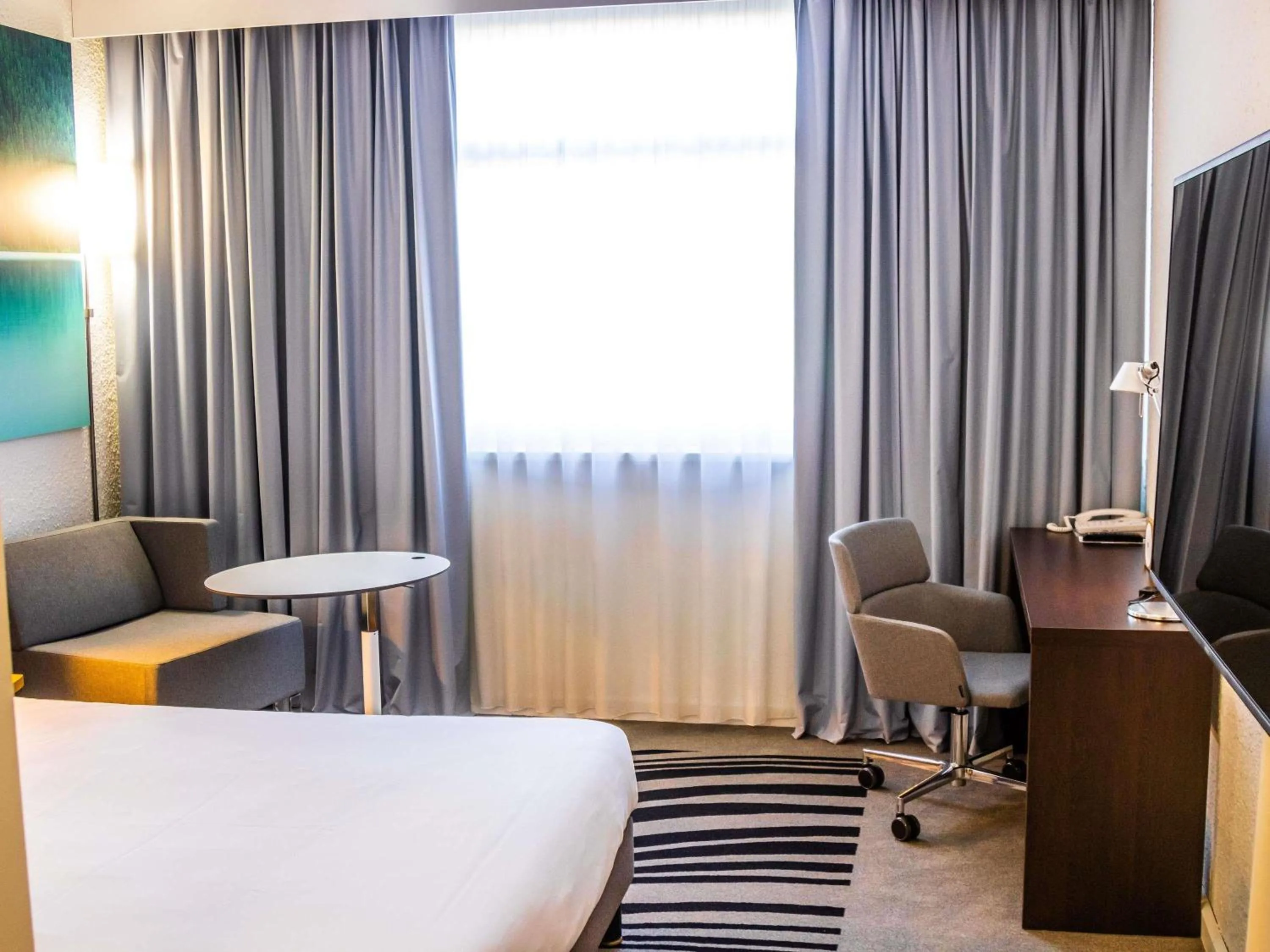 Bedroom, Bed in Novotel Lyon Bron Meeting & Events