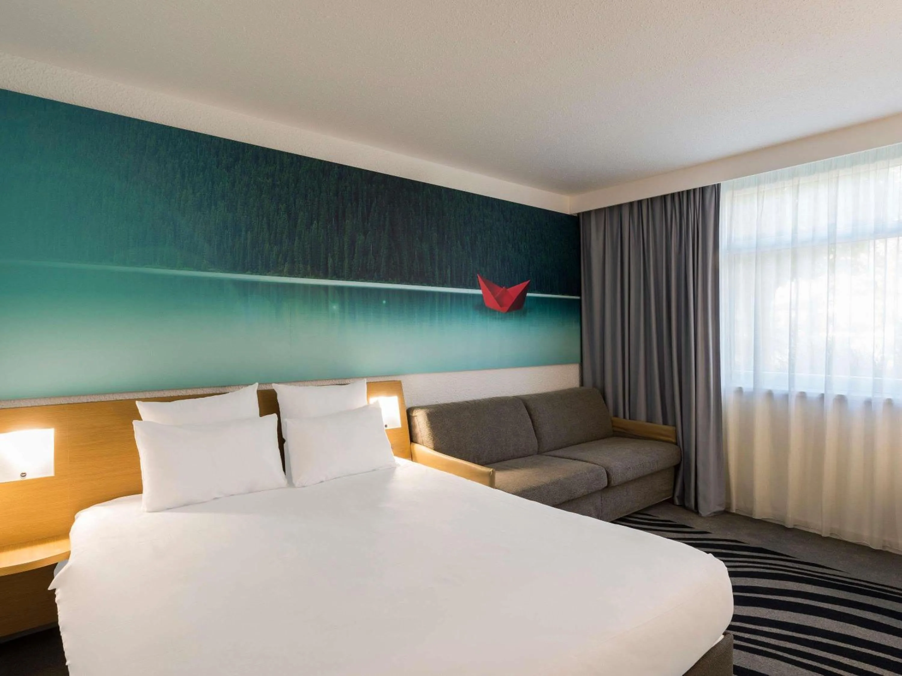 Bedroom, Bed in Novotel Lyon Bron Meeting & Events