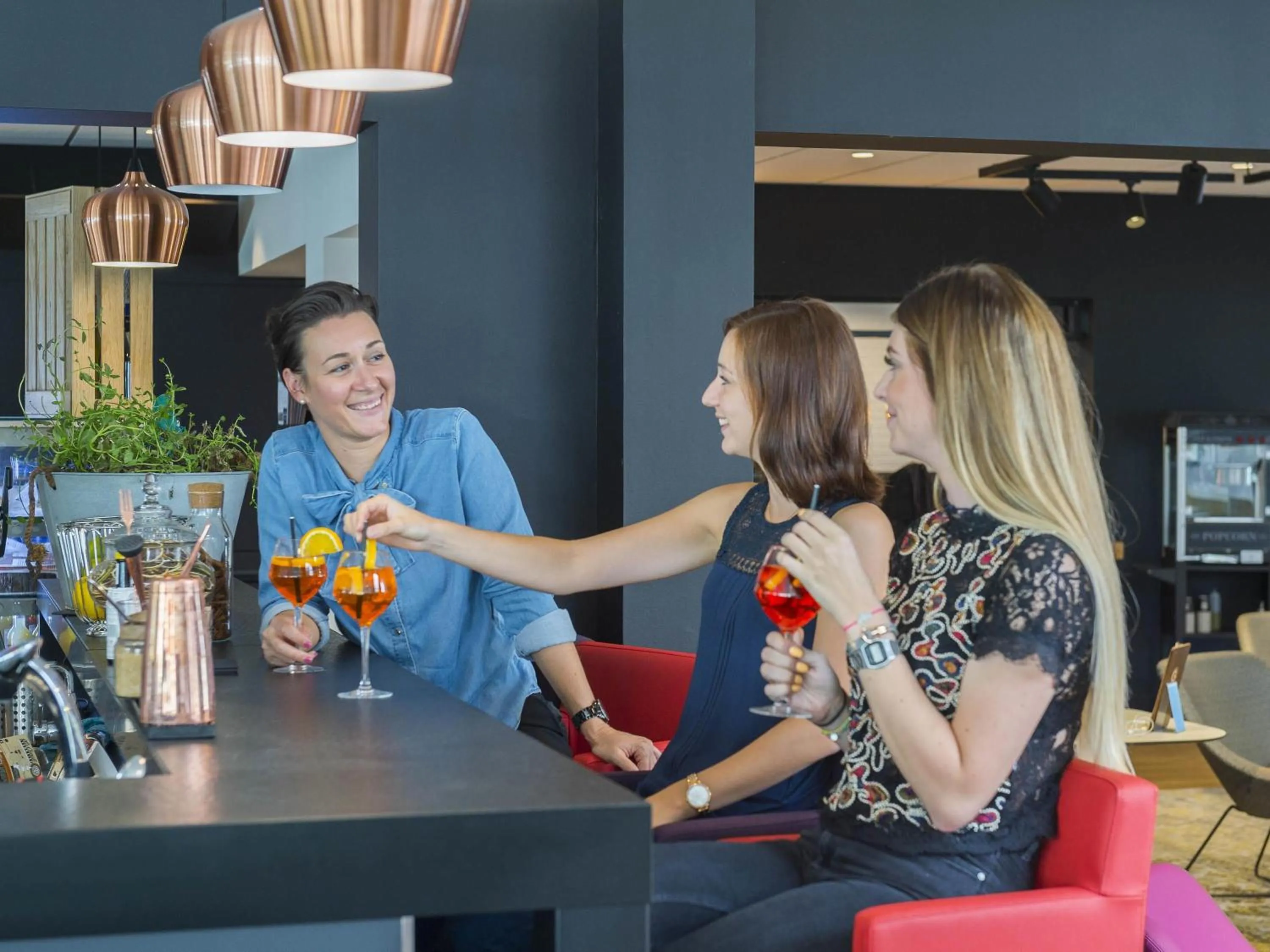 Lounge or bar in Novotel Lyon Bron Meeting & Events