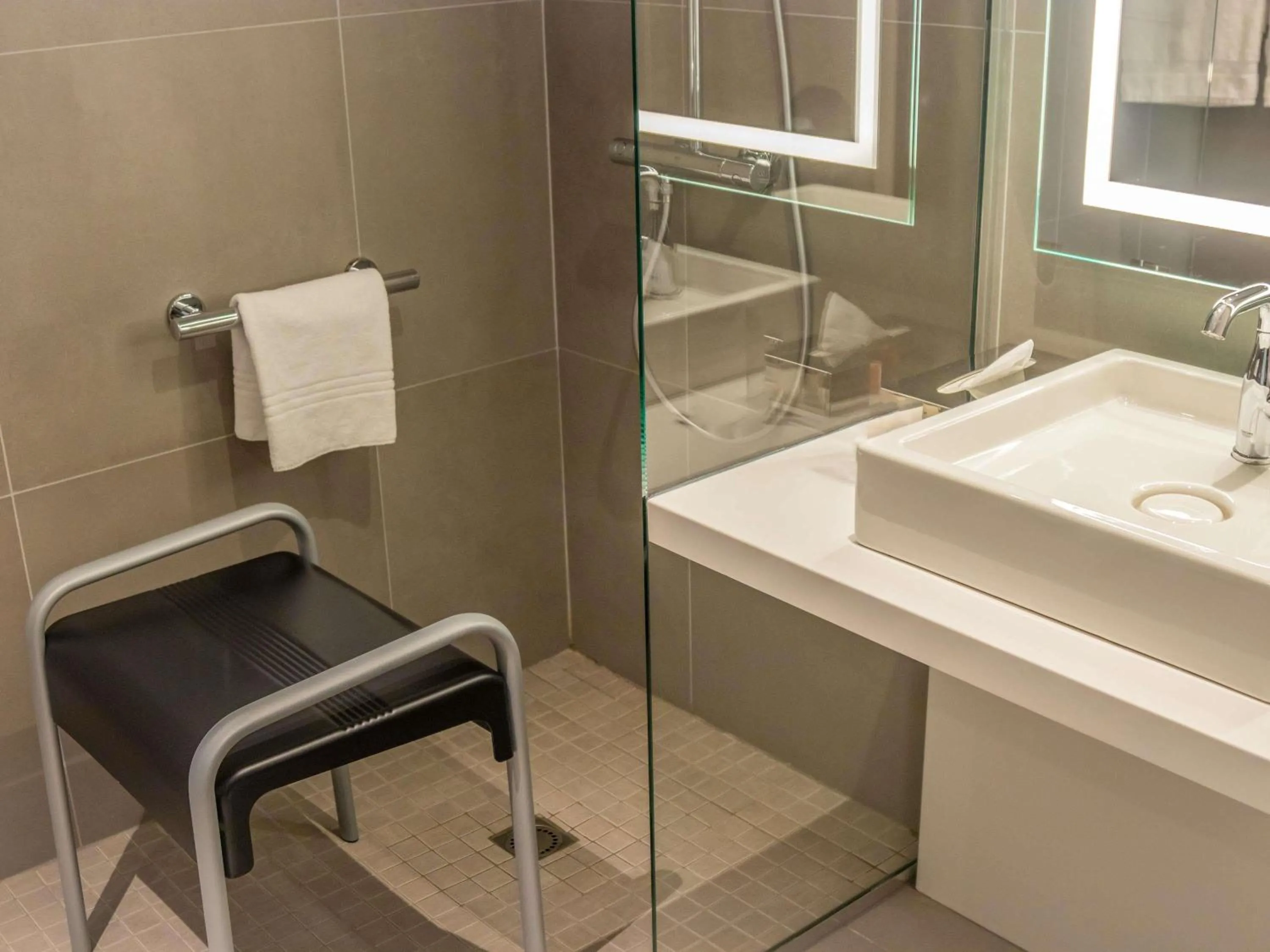 Bedroom in Novotel Lyon Bron Meeting & Events