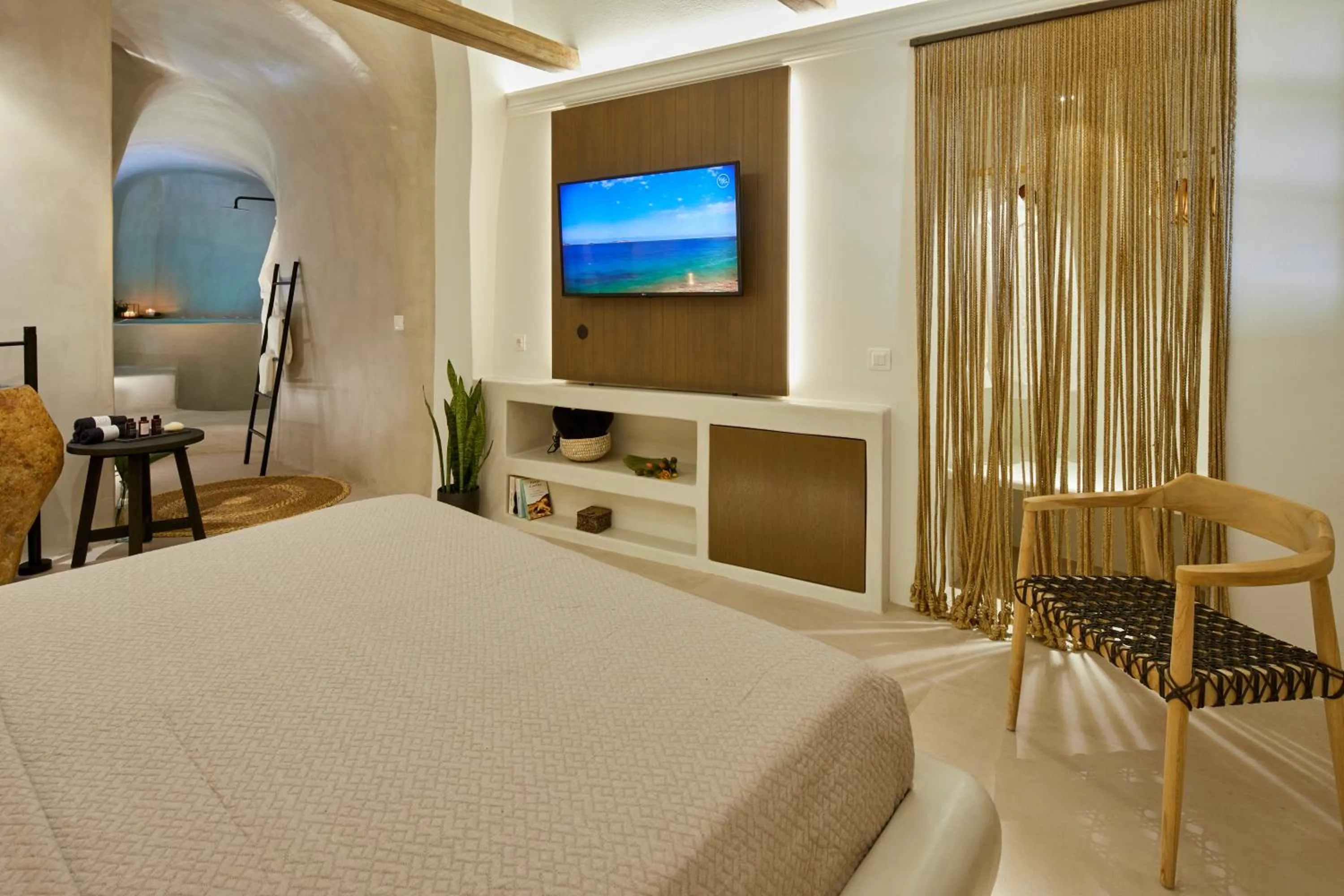 Communal lounge/ TV room, Bed in Floria Suites