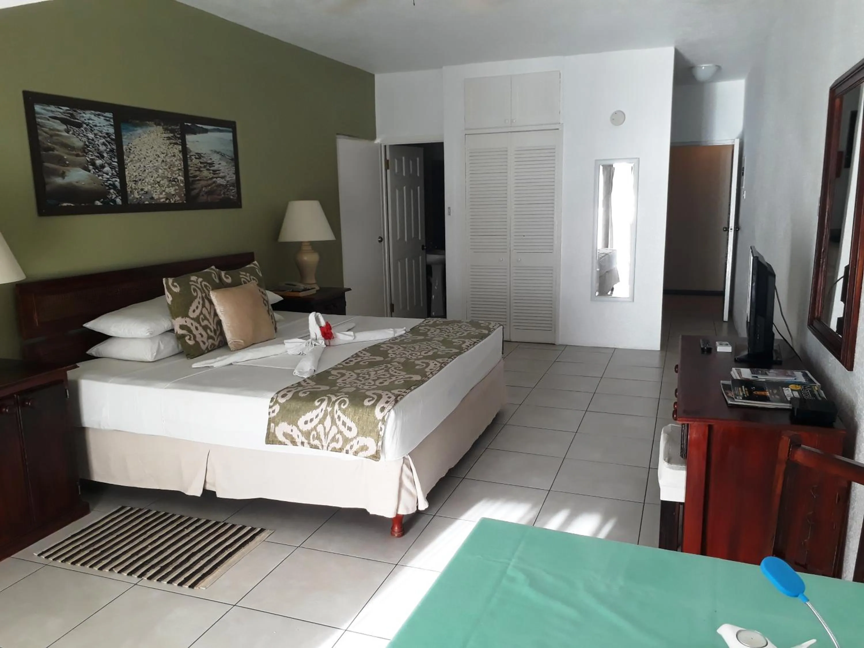 Photo of the whole room, Bed in Tropical Sunset Beach Apartment Hotel