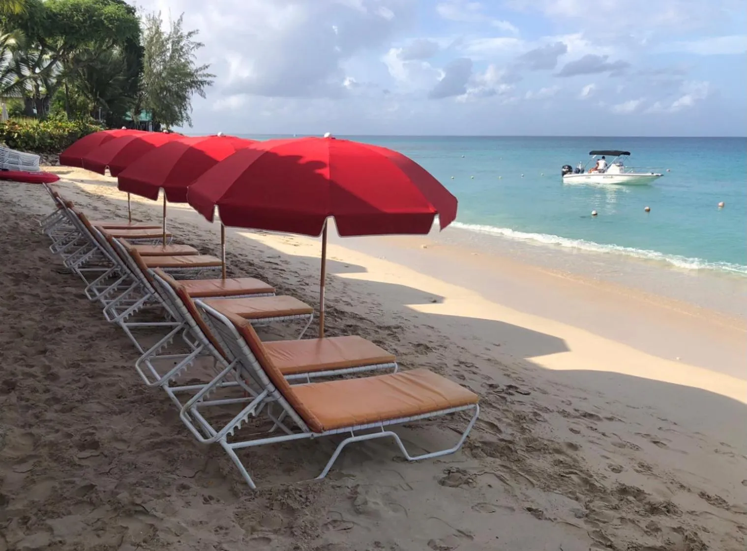 Beach in Tropical Sunset Beach Apartment Hotel