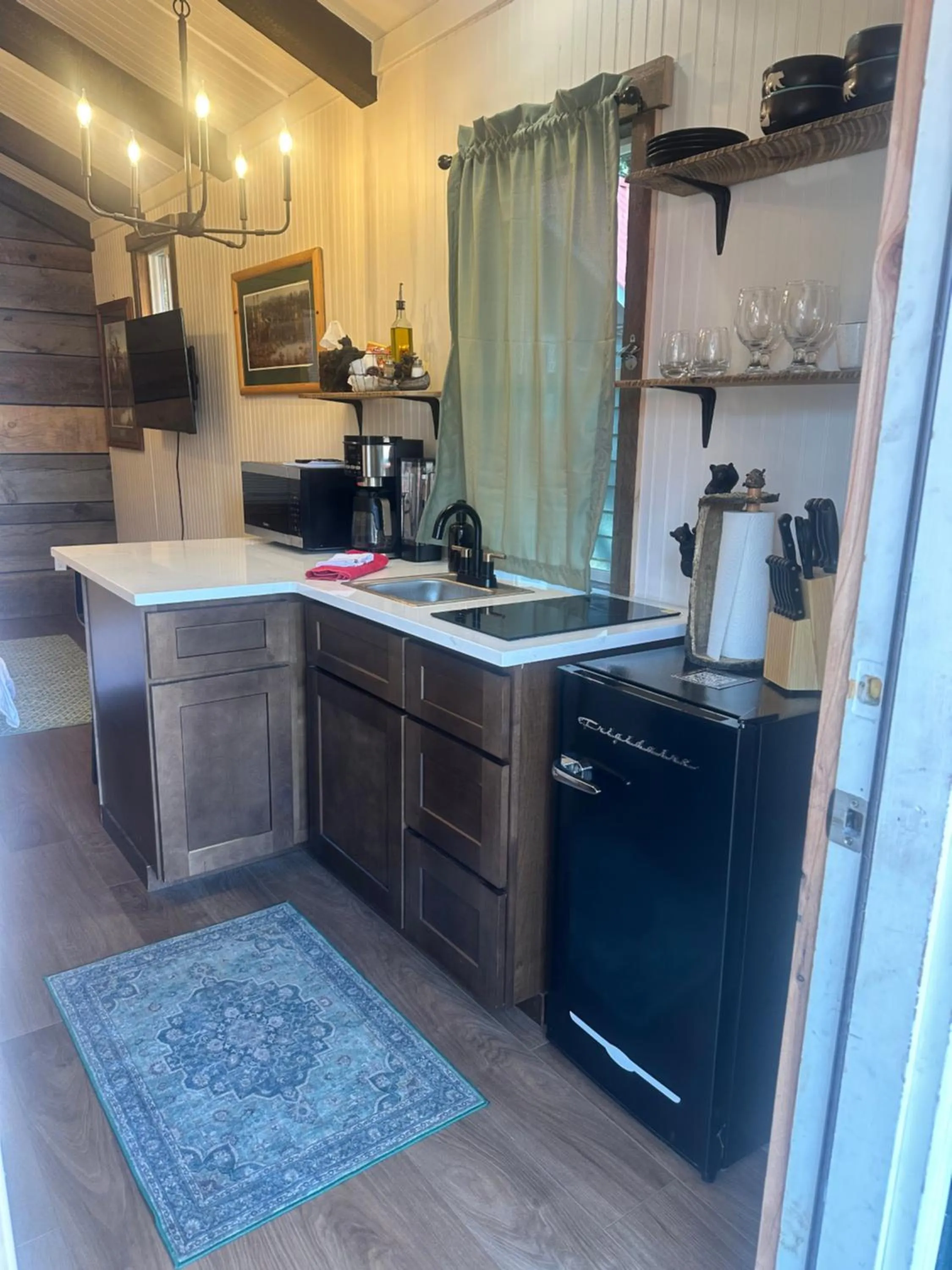 Kitchen or kitchenette in Brundage Bungalows