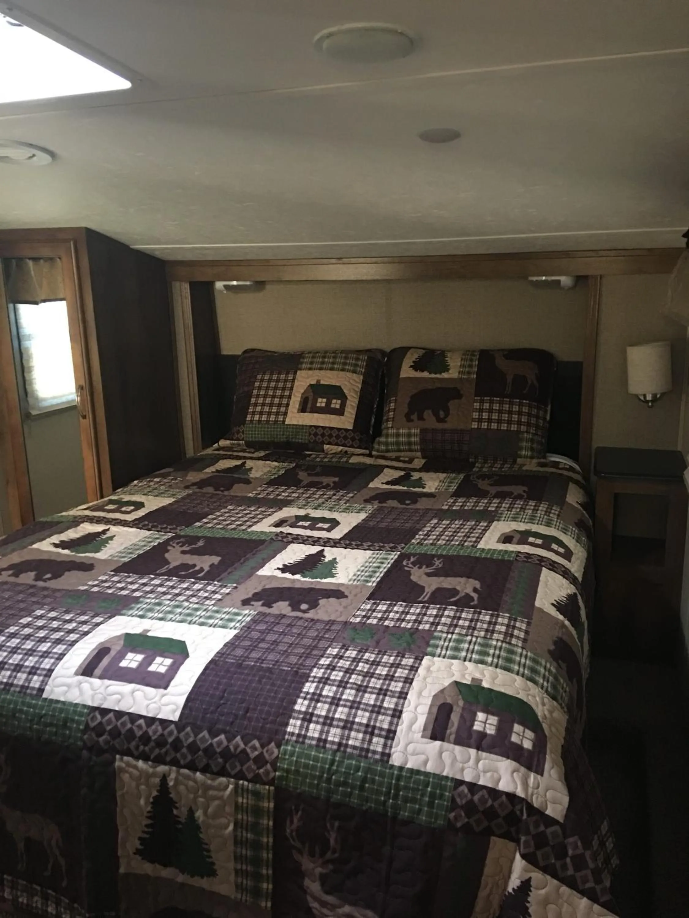 Photo of the whole room, Bed in Lake View Lodge