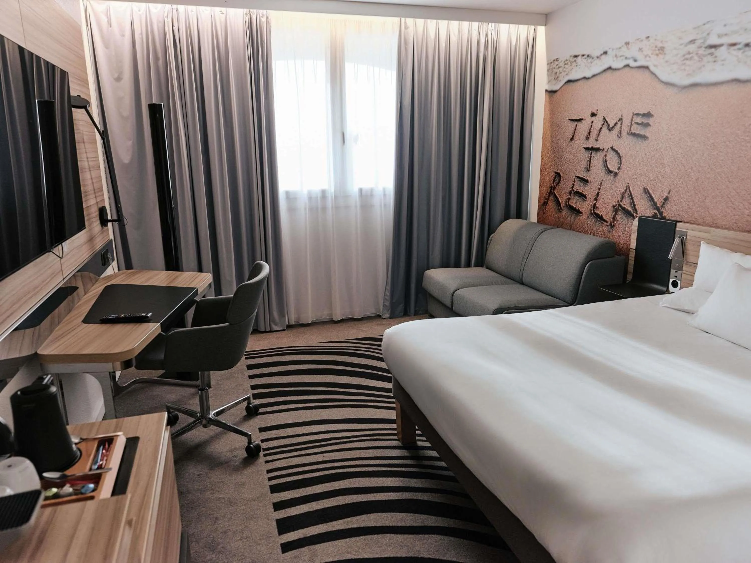 Bedroom, Bed in Novotel Montpellier